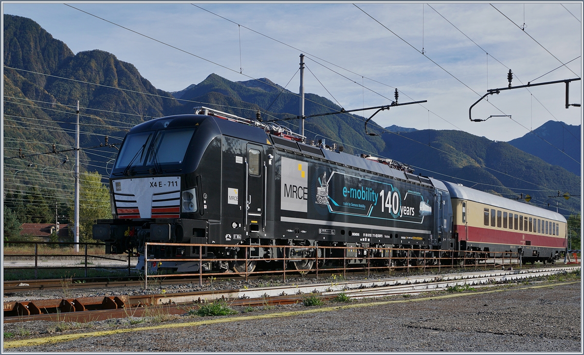 Die X4E - 711 (91 80 6193 711-9 D-Dispo) wartet mit einem TEE Wagen mit der Wagenanschrift AKE Rheingold Domodossola - Cottbus auf einem Abstellgleis in Domodossola.

10. Okt. 2019