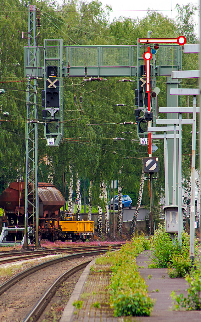
Die Zeiten der Formsignale in Kreuztal geh�ren wohl bald der Vergangenheit an, die ersten neuen Lichtsignale, wie hier die Signalbr�cke (mit Signal 25 ZR 1 und 25 ZR 2) stehen bereits am 30.05.2014. Und noch sind sie durchgeixt, und somit au�er Funktion. 