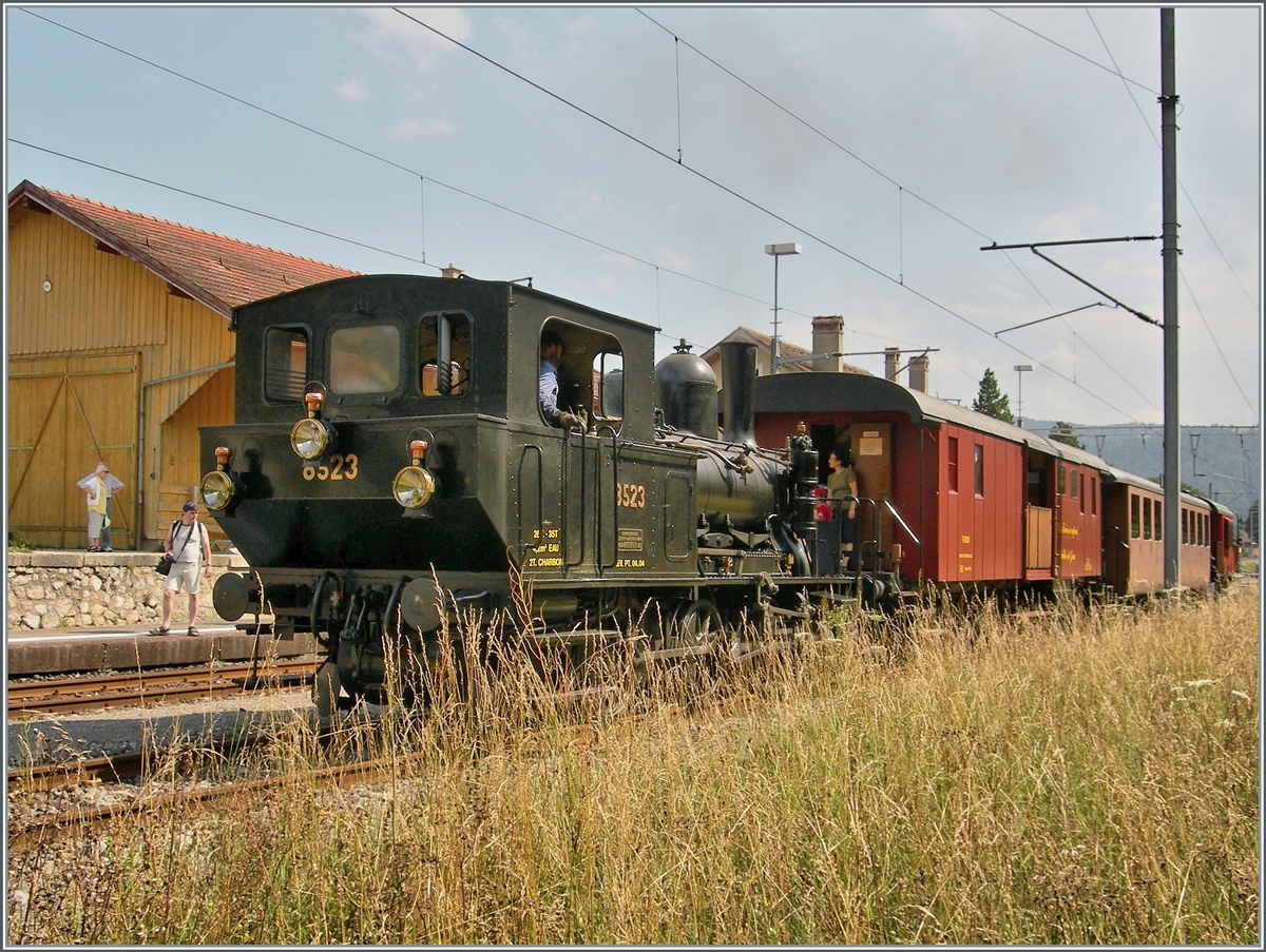 Die zierliche E 3/3 8523 (gebaut 1915) der CTVJ (Compagnie du Train à vapeur de la Vallée de Joux) ist mit ihrem Extrazug wieder in Le Pont eingetroffen. 

23. Juli 2006