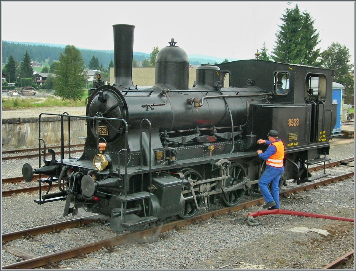 Die zierliche E 3/3 8523 (gebaut 1915) der CTVJ (Compagnie du Train à vapeur de la Vallée de Joux) wird in Le Brassus, alter Bahnhof für die Rückfahrt vorbereitet. 
(Bei der Bildbearbeitung wurde die ohnehin kaum in Erscheinung tretende, da überbelichtete, Fahrleitung entfernt.)

23. Juli 2006