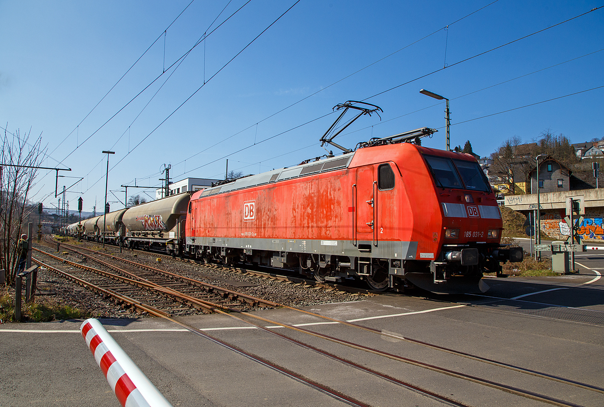 Die Zweisystem 185 031-2 (91 80 6185 031-2 D-DB) der DB Cargo AG fährt am 24.03.2021, mit einem gemischten Güterzug, durch Niederschelden (Sieg in Richtung Siegen, hier passiert sie gerade den Bü 343 (Km 112,183 der Siegstrecke KBS 460).

Die TRAXX F140 AC1/M eine Zweisystem Baureihe 185.1 wurde 2001 bei Bombardier in Kassel unter der Fabriknummer 33428 gebaut. An den vier Stromabnehmern kann man es erkennen, sie ist nicht nur in Deutschland, sondern auch in Frankreich unter 25.000 V 50 Hz (Nordfrankreich) zugelassen.
