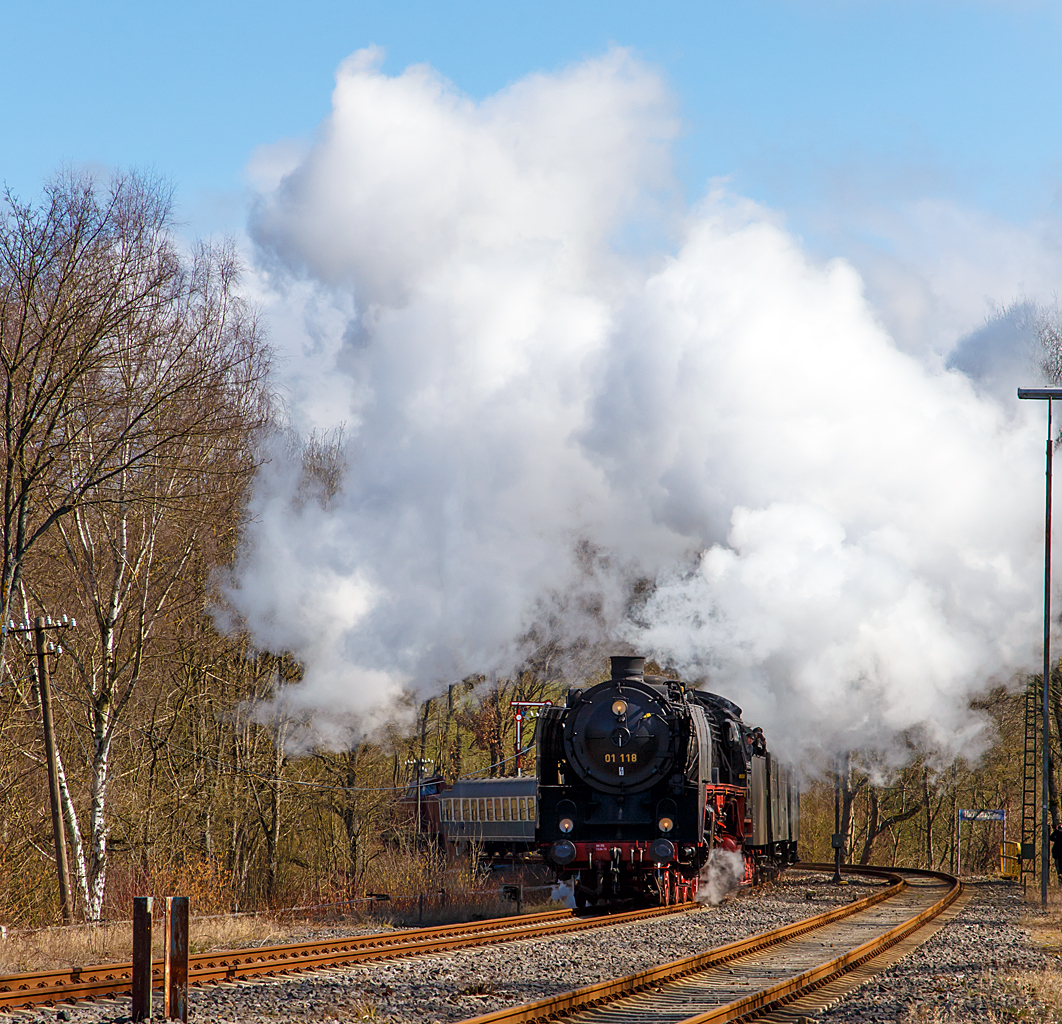 
Die Zweizylinder-Schnellzuglokomotive 01 118 der HEF (Historischen Eisenbahn Frankfurt e. V. ), ex DR 01 2118-6, erreicht am 22.03.2015 mit dem Dampfsonderzug  WESTERWALD EXPRESS  als Eilzug 25710  (Frankfurt a.M. - Limburg/Lahn - Hachenburg), die Endstation Hachenburg. 

Eigentlich sollte die 52 4867 den Zug führen, aber die 01 kommt auch sehr recht.