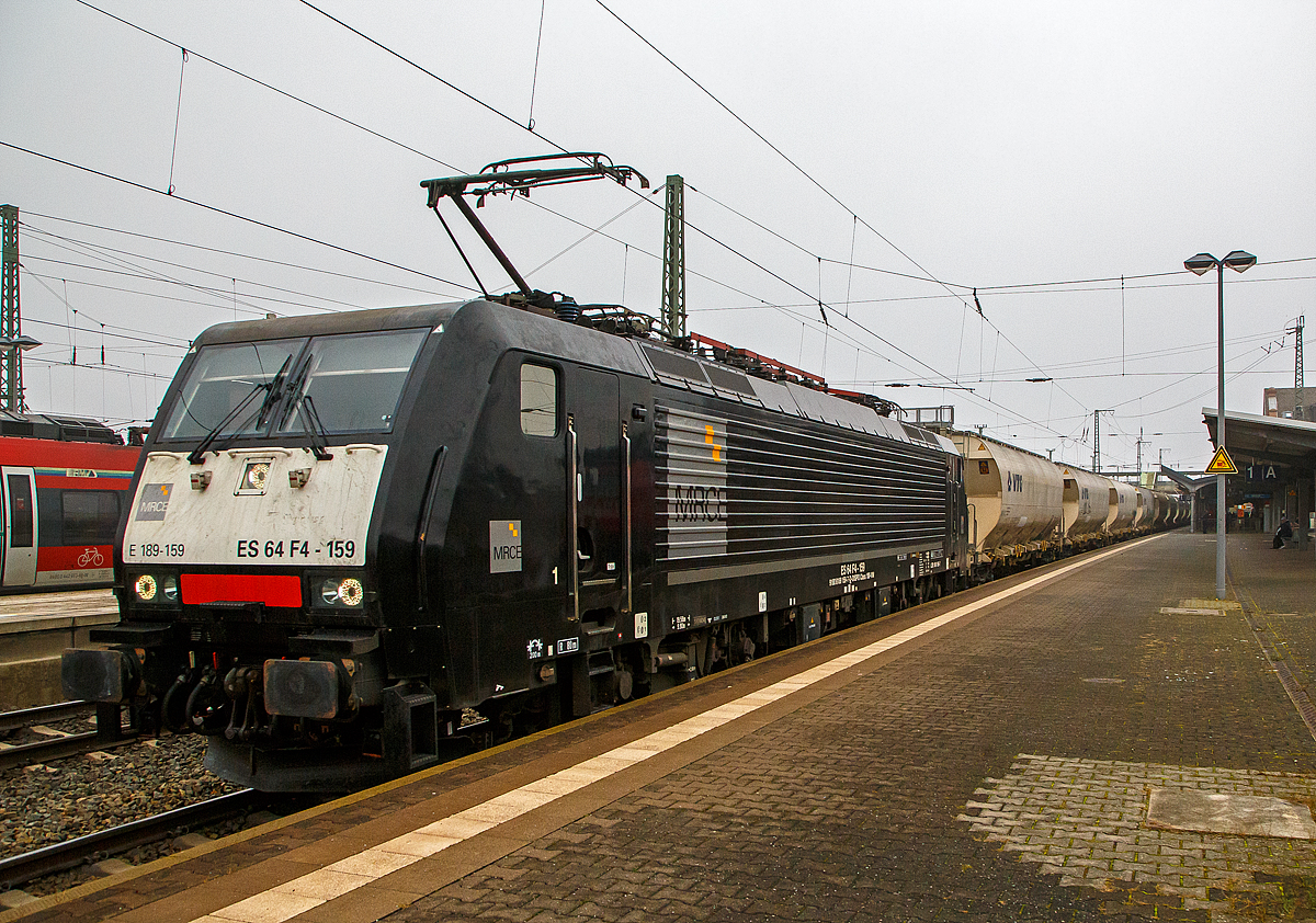 Die z.Z. an die LOKORAIL a.s. (Bratislava/Slowakei) vermietete MRCE Dispolok E 189-159 bzw. ES 64 F4 - 159 (91 80 6189 159-7 D-DISPO Class 189-VM) fährt am 12.11.2021 mit einem Zuckerzug (VTG Trichtermittenentladewagen der Gattung Uagnpps), aus Richtung Marburg kommend durch den Bahnhof Gießen.

Die Siemens EuroSprinter wurde 2010 von Siemens in München unter der Fabriknummer 21649 gebaut.

Die BR 189 (Siemens ES64F4) hat eine Vier-Stromsystem-Ausstattung. Sie ist in allen vier in Europa üblichen Bahnstromsystemen einsetzbar. 
Diese hier hat die Variante M (Class 189-VM) und besitzt die Zugbeeinflussungssysteme LZB/PZB, SHP und Mirel für den
Einsatz in Deutschland, Österreich, Polen, Tschechien, Slowakei, Ungarn, Slowenien, Kroatien und Rumänien.
