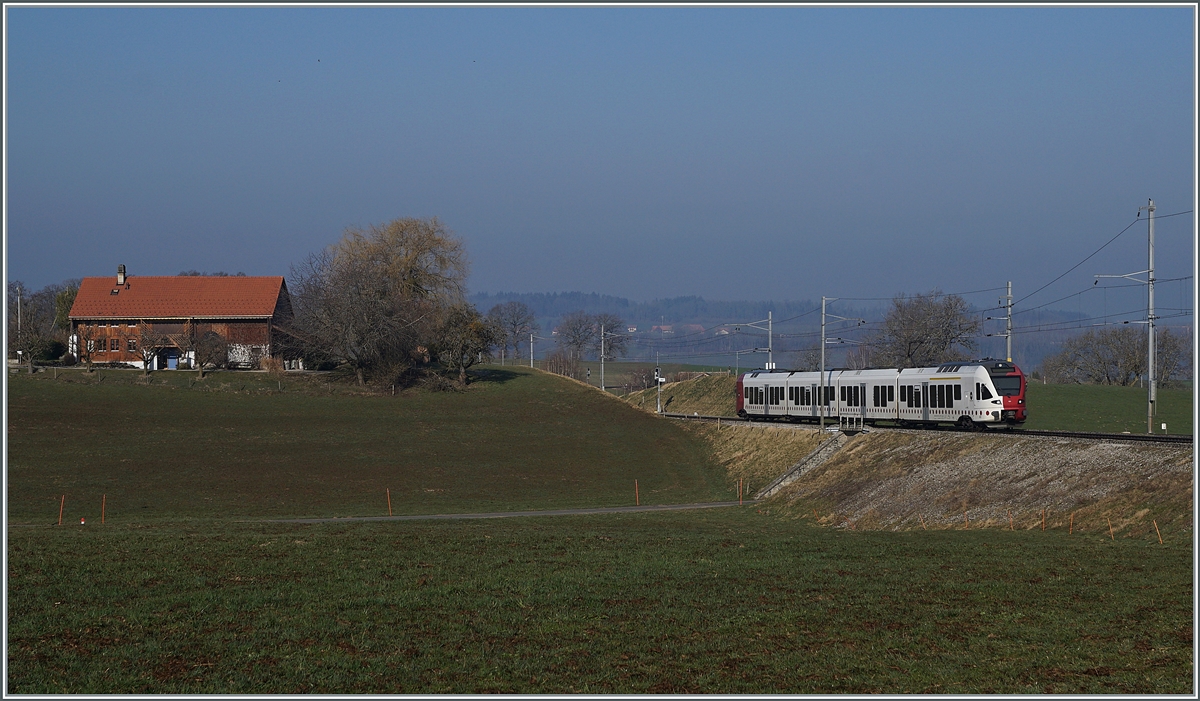  Dienstlichen Zwecke  sind zu Beispiel Zugskreuzungen. Und so erscheint nach dem blauen TPF Flirt gleich darauf  ein  normaler  TPF RABE 527, der RABe 527 191 als RE 4017 auf dem Weg nach Fribourg. 

1. März 2021