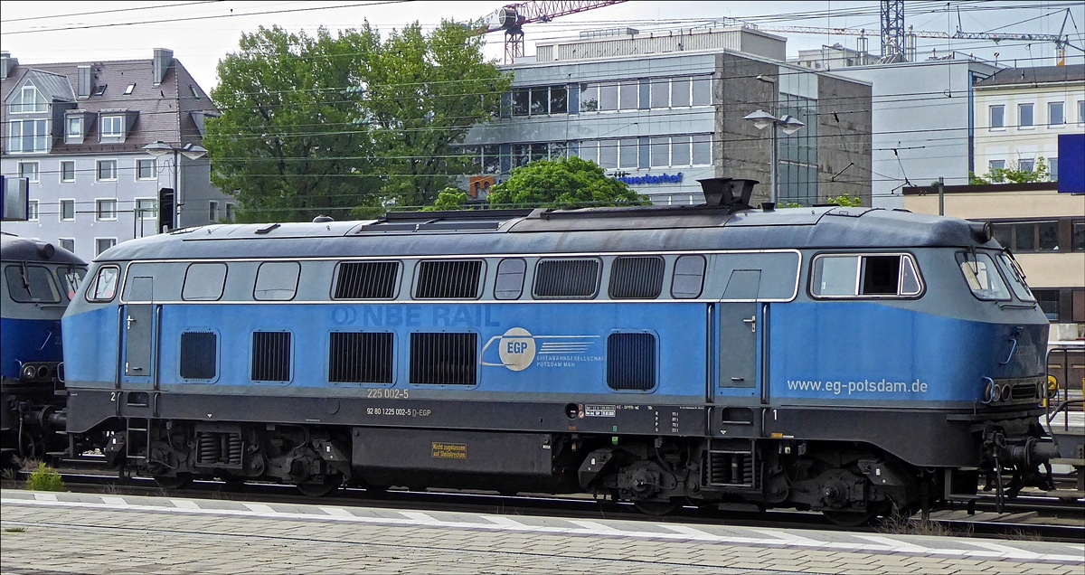 Diesellok 225 002-5 von Eisenbahn Gesellschaft Potsdam (EGP) steht abfahrtbereit mit eienm Kesselzug im Bahnhof von M�nchen Ost. 22.05.2019 (Hans)