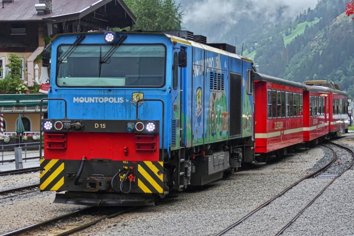 Diesellok D 15 der Zillertalbahn f�hrt mit ihrem Zug in den Endbahnhof Mayrhofen ein. 19.08.2024 Schmalspurlok D75 BB-SE, gebaut von der Gmeinder Lokomotivenfabrik, Achsformel B’B‘, Spurweite 760 mm, L�nge 14.640 m, Breite 2,45 m, H�he 3.650 m, Max km/h 80 km, Motor von Caterpillar. (Wikipedia)
