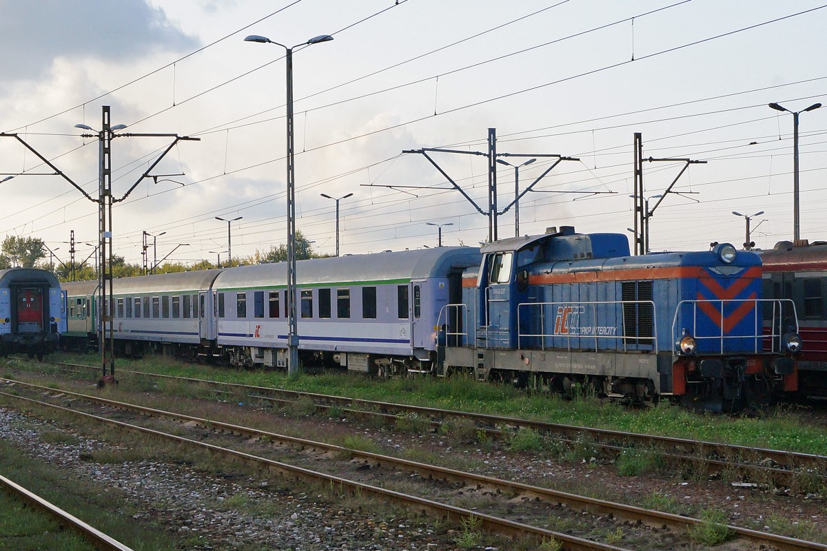 DIESELLOKOMOTIVEN IN POLEN
P.K.P INTERCITY SM42-237 beim Bereitstellen einer Zugskomposition am späten Abend im Bahnhof KRAKOW PLASZOW am 21. August 2014. 
Foto: Walter Ruetsch 
