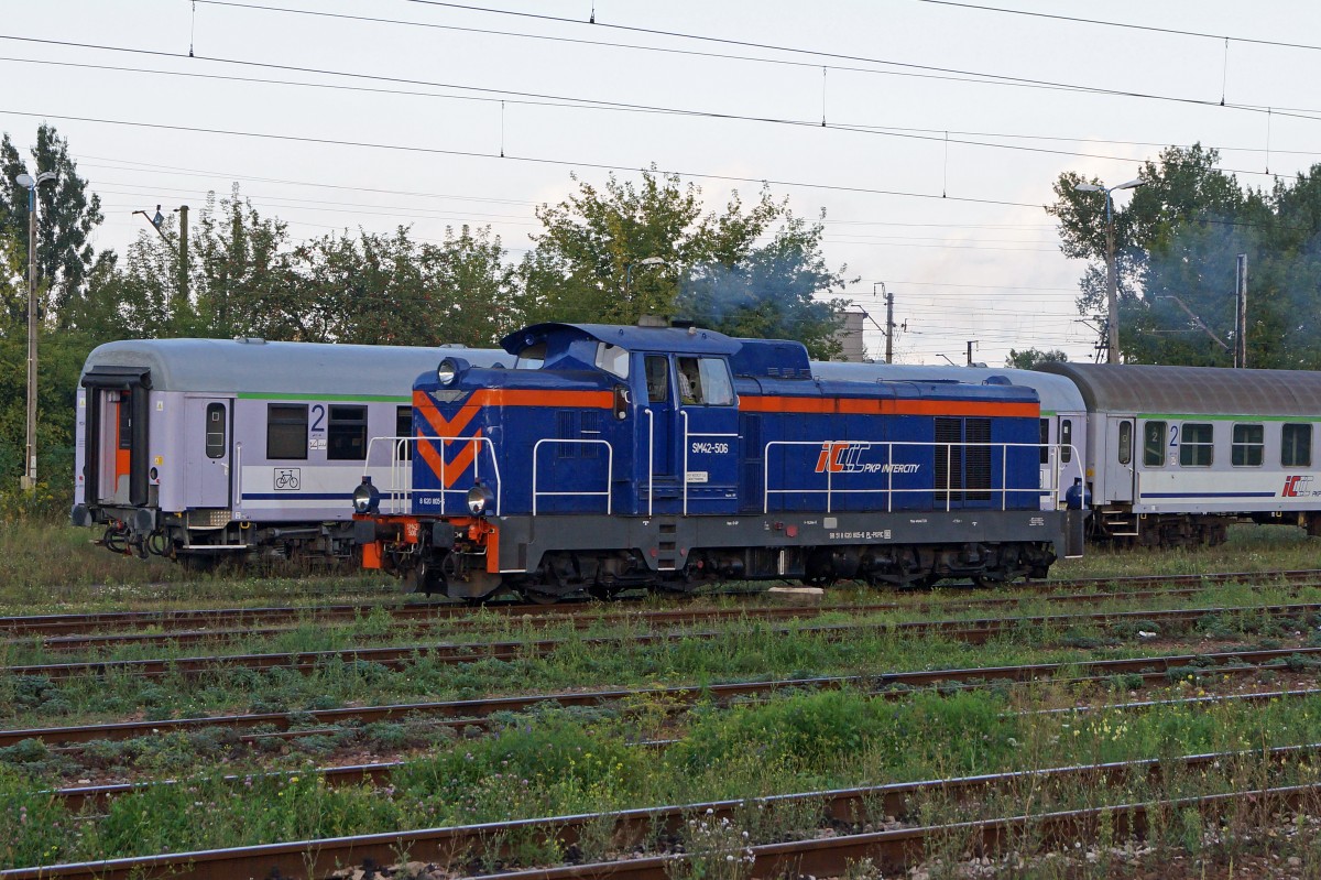 DIESELLOKOMOTIVEN IN POLEN
P.K.P INTERCITY SM42-506 anlässlich einer Rangierfahrt am späten Abend im Bahnhof KRAKOW PLASZOW am 21. August 2014. 
Foto: Walter Ruetsch 