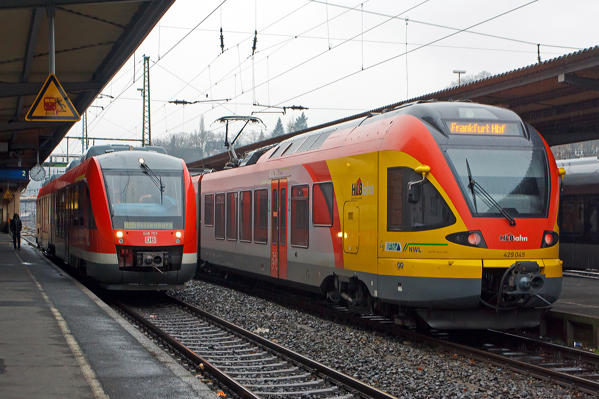 
Dieseltriebwagen 648 703 / 648 203 ein Alstom Coradia LINT 41 der DB Regio NRW als RB 95  Sieg-Dill-Bahn  (Au/sieg - Siegen - Dillenburg) ist am 13.12.2014 in den Hauptbahnhof Siegen eingefahren. 

Er hat uns wohl hier das letzte Mal sicher und gut zum Ziel gebracht, ab morgen ist die HLB Hessenbahn GmbH der Betreiber der 3LänderBahn. Wir sagen auf Wiedersehn und wünschen noch Lange eine allzeit gute Fahrt.

Rechts steht der fünfteilige FLIRT 429 045 der HLB.
