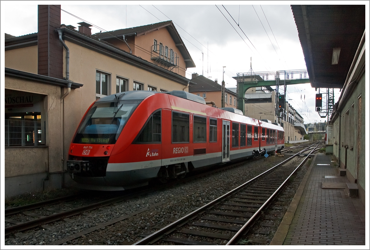 Dieseltriebwagen 648 704 / 204 ein Alstom Coradia LINT 41 der DreiL�nderBahn f�hrt als als RB 95 (Dillenburg-Siegen-Betzdorf/Sieg- Au/Sieg) am 09.11.2013 vom Hauptbahnhof Siegen weiter in Richtung Au/Sieg.

