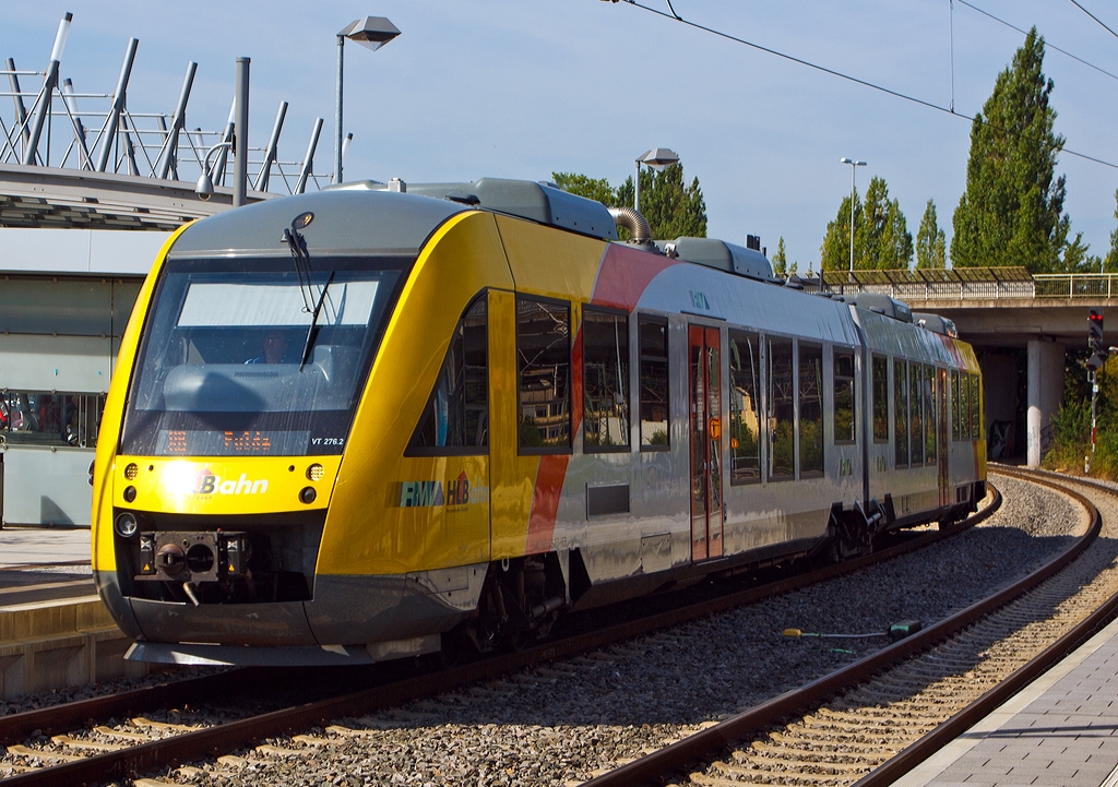 Dieseltriebwagen VT 276 der HLB - Hessische Landesbahn (95 80 0648 016-3+95 80 0648 516-2 D-HEB) als RB 25 Lahntalbahn (Limburg/Lahn – Wetzlar – Gie�en - Fulda), Zuglauf HLB24809, bei Halt im Bahnhof Wetzlar. 

Der Alstom Coradia LINT 41 ist relativ neu er ist Baujahr 2011.