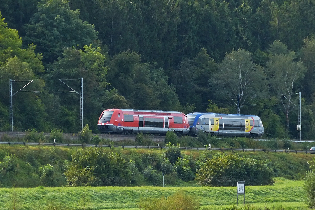Dieseltriebz�ge des SNCF Ter auf der deutschen Seite der Mosel unterwegs von Karthaus in Richtung Thionville, nahe Oberbillig aufgenommen vom luxemburgischen Moselufer in Mertert. Die Qualit�t des Fotos ist wegen des Gegenlichts und des starken Zooms nicht die aller beste.  19.09.2021