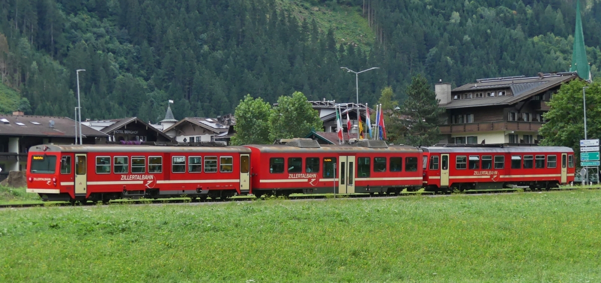 Dieseltriebzug mit 2 Wagen der Zillertalbahn, wird in k�rze den Bahnhof von Mayrhofen erreichen, dieser weist eine Besonderheit auf, gezogen wird er von einem Triebzug von dem aus man nicht in den Zweiten Wagen gelangt. 19.08.2024