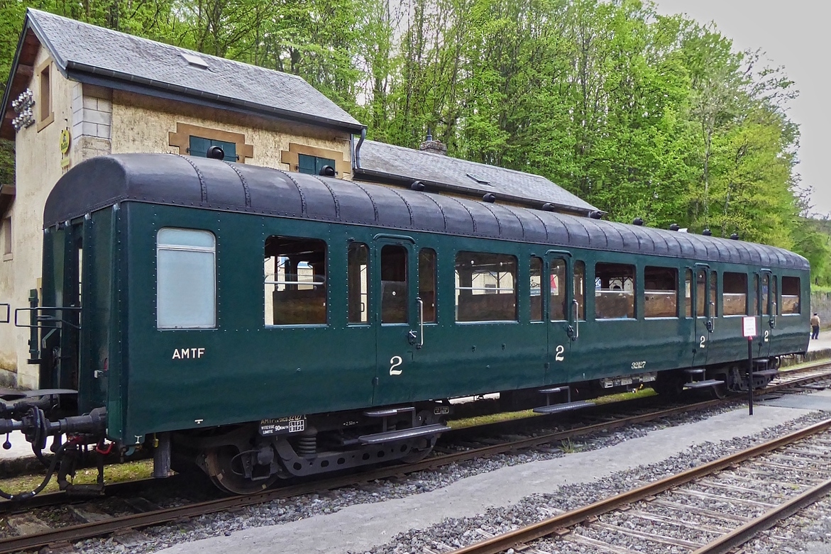 Diesen Personenwagen hatte die Lok N� 5 am 01.05.2019 zum Betriebsbeginn bei der Museumsbahn  Train 1900  am Hacken.
Zweitklasse Personenwagen AMTF (Ex SNCB 32127 Type L) kamm im Jahr 2000 ebenfalls von der Vennbahn zum Train 1900 im Fond de Gras, Bj 1935, Gebaut von der Firma Ragehno / Germain in Malines. 10 Abteile mit Holzb�nken 97 Sitzpl�tze, (Quelle: rail.lu)
Aufgenommen im ehemaligen Bahnhof Lamadelaine in Fond-de-Gras.(Hans)
