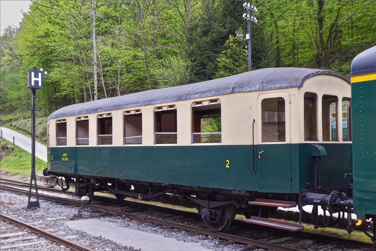 Diesen Personenwagen hatte die Lok N� 5 am 01.05.2019 zum Betriebsbeginn bei der Museumsbahn  Train 1900  am Hacken.
Drittklasse Personenwagen AMTF C6f 3281, Spitzname „Ducksall , Bj 1927 vom Haldenleber. 
Seit 1995 ist er nach der komplett Renovierung durch den Museumsverein beim Train 1900 im Einsatz.
Wagendaten: L 13,6 m; Achsabstand 7 m;  Sitzpl�tze 52 auf Holzb�nken; 2 Aussichtsplattformen;(Quelle: rail.lu)
Aufgenommen im ehemaligen Bahnhof Lamadelaine in Fond-de-Gras. (Hans)
