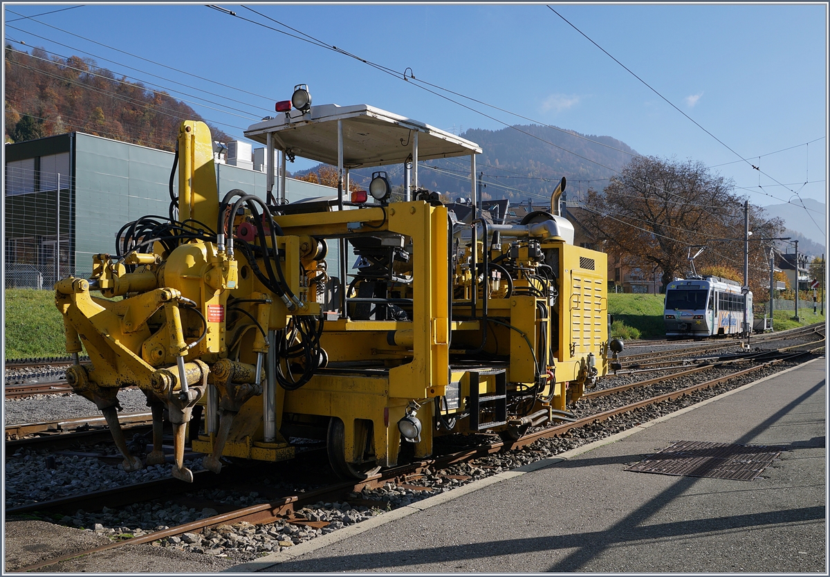 Dieses in Blonay stehende Bahnbaugerät trägt die Sersa  Inventar N° 121000 und wurde 1985 von der Firma Plasser & Theurer unter der Fabriknummer 2734 als Type UNIMA 1 in Österreich konstruiert.
14. Nov. 2018