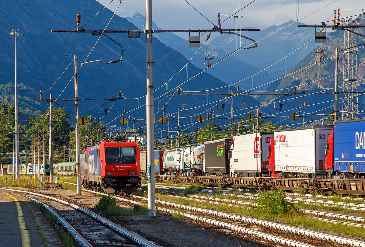 Domodossola Rbf am 02.08.2019:
Die SBB Cargo Re 484 017-9 / E 484.017 SR (91 85 4484 017-9 CH-SBBC) und die an die SBB Cargo International AG vermietete Vectron 193 478-5  Gottardo  (91 80 6193 478-5D-SIEAG) rollen nun mit abgesenkten Stromabnehmer zur�ck und werden sp�ter in die Abstellgruppe geparkt. W�hrend hinten zwei BLS Re 485 (TRAXX F140 AC1) den RAlpin-RoLa-Zug aus Novara nach Freiburg im Breisgau �bernehmen.
