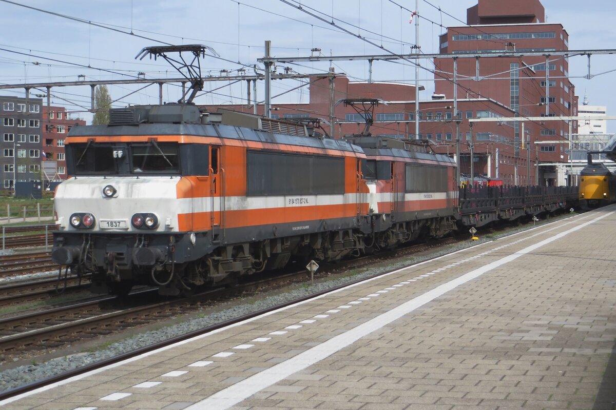 Doppelpack mit RFO 1837 steht am 27 April 2023 mit ein Ganzzug in Amersfoort.