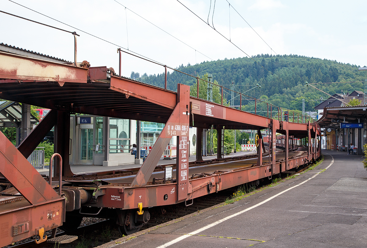 Doppelstock-Autotransportwagen Bauart 553 Laaeks (der Gatttung Laaeks 553) der DB Schenker Rail Automotive GmbH (ex DB Schenker ATG) eingestellt als 25 80 4366 906-2 D-ATG  am 27.07.2016 im Zugverband bei der Durchfahrt in Betzdorf/Sieg.

Die zuverl�ssigen und robusten Wagen dieser Bauarten wurden f�r den internationalen Transport von PKW entwickelt.

Zur Be- und Entladung der oberen Ladeebene an Kopframpen k�nnen die Wagenenden aus der Transportstellung in die sogenannte Rampenstellung abgesenkt beziehungsweise angehoben werden. Des Weiteren k�nnen die Wagenenden der oberen Ladeebene in die Beladestellung angehoben werden. Hierdurch wird die maximale Durchfahrtsh�he f�r die Be- und Entladung der Fahrzeuge auf der unteren Ladeebene realisiert.

TECHNISCHE DATEN:
Gattung: Laaeks (Bauart 553)
Spurweite: 1.435 mm
Anzahl der Achsen: 4
L�nge �ber Puffer : 27.000 mm
Ladel�nge : 26.100 mm (unten) / 26.500 mm (oben)
Ladebreite : 3.000 mm (unten) / 2.910 mm (oben)
Wagenh�he: 3.400 mm
H�chstgeschwindigkeit: 100 km/h (120 km/h leer)
Eigengewicht: 25.180 kg
Nutzlast: 18,5 t (unten max. 12 t / oben max. 10 t)
Abstand der �u�eren Rads�tze: 22.300 mm (9.000 / 4.300 / 9.000 mm)
Kleinster befahrb. Gleisbogenhalbmesser: 80 m