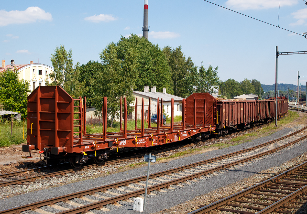 Drehgestell-Flachwagen mit Rungen der Gattung Roos 207.3, 31 54 3525 034-7 CZ-ČDC, der ČD Cargo abgestellt am 01.07.2017 beim Bahnhof Mari�nsk� L�zně (deutsch Marienbad).

TECHNISCHE DATEN: 
Spurweite: 1.435 mm
L�nge �ber Puffer:  20.040 mm
Drehzapfenabstand:  14.600 mm
Achsabstand im Drehgestell:  1.800 mm
L�nge der Ladefl�che: 18.800 mm
H�chstgeschwindigkeit:  beladen 100 km/h / unbeladen 120 km/h
Maximale Ladegewicht:  54,3  t (ab Streckenklasse C)
Eigengewicht:  25.200 kg
Kleinster bef. Gleisbogenradius:  75 m
Intern. Verwendungsf�higkeit:  RIV