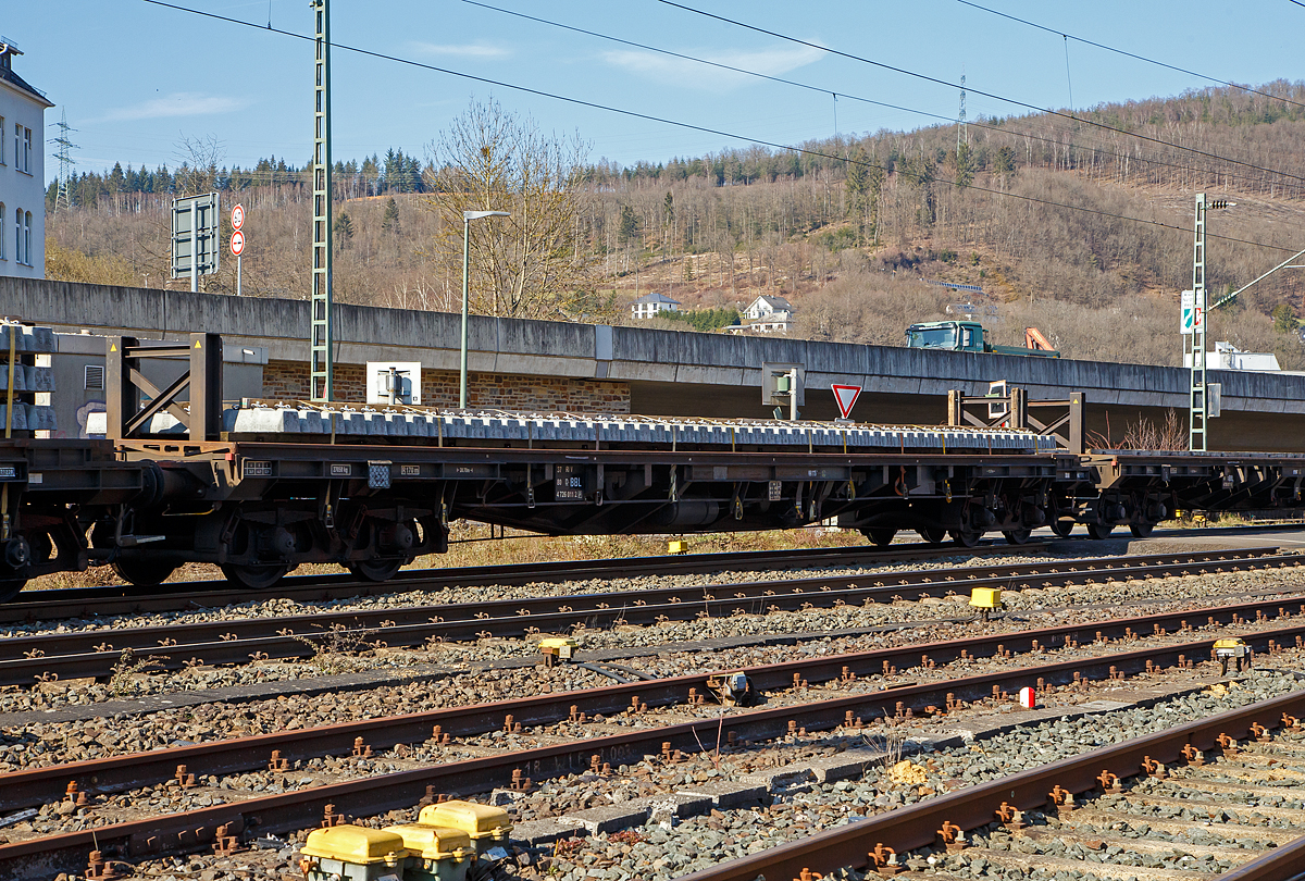 Drehgestellflachwagen für Schwellen 37 80 4726 011-2 D-BBL (P)  der Gattung Slps ein Privatwagen der BBL Logistik GmbH am 24.03.2021 im Zugverband bei der Durchfahrt Richtung Köln auf der Siegstrecke (KBS 460) in Niederschelden. 

Zwischen den einzelnen Wagen können im Baubetrieb Überfahrbrücken, für die Schwellen-Portalkrane vom Umbauzug, eingelegt werden. So können dann die Portalkrane über den ganzen Schwellenzug fahren, um Schellen zu entnehmen bzw. Alt-Schwellen wieder anzulegen,

TECHNISCHE DATEN:
Spurweite: 1.435 mm
Länge über Puffer: 20.700 mm
Drehzapfenabstand: 15.700 mm
Radsatzstand in den Drehgestellen: 1.800 mm
Eigengewicht: 27.050 kg
Maximales Ladegewicht: 52,9 t (ab Streckenklasse C)
Max. Geschwindigkeit: 100 km/h 
kleinster befahrbarer Gleisbogenradius: R 75 m (bei eingelegten Überfahrbrücken R 170 m)
Bremse: KE-GP-A
Bremssohle: IB 116
Verwendungsfähigkeit: RIV