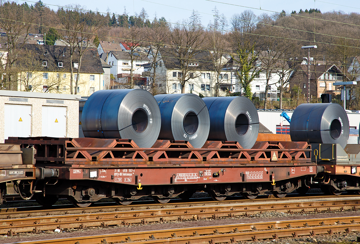 Drehgestellflachwagen mit sechs Rads�tzen der Gattung  Sahlmmps 706, mit Coil-Ladegestell bzw. Lademulden f�r Coiltransporte, Nummer 31 80 4838 102-0 RIV D-DB der DB Cargo Deutschland AG, abgestellt am 24.03.2017 in Kreuztal, hier beladen mit 3 Warmband-Coils. 

Auf den eigentlichen Drehgestell-Flachwagen ist ein Ladegestell aufgesetzt, im dem sich 5 Lademulden f�r Coils befinden. Bei Bedarf kann das Ladegestell abgehoben werden und der Wagen kann so f�r andere G�ter verwendet werden.

Technische Daten:
Spurweite: 1.435 mm
Anzahl der Achsen: 6 in zwei Drehgestellen
L�nge �ber Puffer: 13.200 mm
Drehzapfenabstand: 6.200 mm
Achsabstand im Drehgestell: 3.400 (2 � 1.700) mm
Gesamter Radsatzstand: 9.600 mm
Ladel�nge: 11.804 mm
Ladebreite in den Mulden: 2.500 mm
max Coil-�: 2.200 mm
H�chstgeschwindigkeit: 100 km/h (beladen) /120 km/h (leer)
Maximales Ladegewicht: 68,5 t (Streckenklasse D4 oder h�her) 
Maximale Tragf�higkeit: 98,5 t
Eigengewicht: 36.190 kg
Kleinster bef. Gleisbogenradius: 75 m
Bauart der Bremse: KE-GP 
Handbremse: nein
Umgebaut aus:  Samms 695 