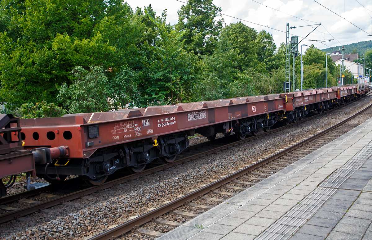 Drehgestellflachwagen mit sechs Radsätzen, mit Lademulden für Coiltransporte (Blechrollen) der Gattung Sahmms 711, UIC-Nummer 31 80 4868 637-8 D-DB der DB Cargo Deutschland AG am 21.08.2021 im Zugverband bei einer Zugdurchfahrt im Bf Kirchen/Sieg.

Von diesen Wagen wurden 450 Stück zwischen 1991 und 1993 von Waggonbau Graaff (eine Tochter der VTG AG) gebaut.

Technische Daten:
Spurweite: 1.435 mm
Anzahl der Achsen: 6 in zwei Drehgestellen
Länge über Puffer: 16.400 mm
Drehzapfenabstand: 9.400 mm
Achsabstand im Drehgestell: 3.400 (2 × 1.700) mm
Gesamter Radsatzstand: 12.800 mm
Ladelänge: 14.920 mm
Ladebreite in den Mulden: 2.455 mm
max Coil-Ø: 2.500 mm
Höchstgeschwindigkeit: 100 km/h (beladen) /120 km/h (leer)
Maximales Ladegewicht: 89 t (Streckenklasse CE oder höher), 74 t bei Streckenklasse D 
Max. Tragfähigkeit: 104 t
Eigengewicht: 30.760 kg
Kleinster bef. Gleisbogenradius: R 75 m
Bauart der Bremse: KE-GP 
Intern. Verwendungsfähigkeit: RIV