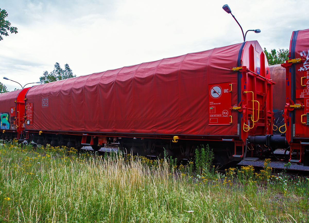 Drehgestellflachwagen mit sechs Rads�tzen, verschiebbarem Planenverdeck und Lademulden f�r Coiltransporte, der DB Cargo, eingestellt als 31 80 4876 788-9 D-DB, der Gattung Sahimms-tu 900.2, abgestellt am 15.04.2020  in Herdorf (KSW - Freien Grunder Eisenbahn).

Die Planen k�nnen jeweils soweit zusammen geschoben werden, dass zum Be- und Entladen die Ladefl�che zu zwei Drittel freigelegt ist. Der Wagen besitzt insgesamt f�nf feste Mulden, wobei die beiden �u�eren Mulden Coils mit einem Gewicht von maximal 25 t und einem maximalen Durchmesser von 2.250 mm, die mittleren drei Mulden Coils mit maximal 45 t Gewicht bei einem maximalen Durchmesser von 2.700 mm aufnehmen k�nnen.

TECHNISCHE DATEN:
Gattung: Sahimms-tu 900.2
Spurweite: 1.435 mm
Achsenanzahl: 6 (in 2 Drehgestelle)
L�nge �ber Puffer: 15.000 mm
Drehzapfenabstand: 8.000 mm
Achsabstand im Drehgestell: 3.400 mm (2 x 1.700 mm)
Laufraddurchmesser: 920 mm (neu)
Eigengewicht:  32.300 kg
H�chstgeschwindigkeit: 100  km/h (beladen) / 120 km/h (leer)
Maximales Ladegewichte: 87,5 t (Streckenklasse CE)
Maximale Tragf�higkeit: 99,5 t
Kleinster bef. Gleisbogenradius: 75 m
Bauart der Bremse: KE-GP (IP 116)
Intern. Verwendungsf�higkeit: RIV
Hersteller der Plane: Schleswiger Tauwerkfabrik Oellerking GmbH & Co. KG

