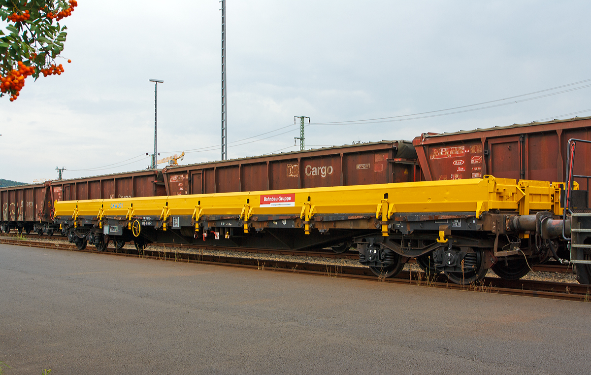 
Drehgestellflachwagen mit vier Radsätzen, mit Seiten- und Stirnwandklappen sowie mit Rungen, der Gattung Res-x 687 (31 80 3939 701-9 D-DB) zum GKW 301 bzw. Gleisarbeitsfahrzeug Robel BAMOWAG 54.22 der DB Bahnbau Gruppe GmbH, abgestellt am 02.08.2014 beim ICE-Bahnhof Montabaur.


Technische Daten:
Spurweite: 1.435 mm
Anzahl der Radsätze: 4
Länge über Puffer: 19.900 mm
Drehzapfenabstand: 14.860 mm 
Achsabstand im Drehgestell: 1.800 mm
Höchstgeschwindigkeit: 100 km/h
Eigengewicht: 24.450 kg
Maximales Ladegewicht: 55,5 t
Ladelänge: 18.500 mm
Kleinster befahrbarer Gleisbogen: R 80