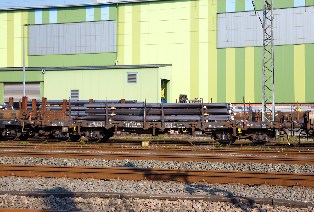 Drehgestellflachwagen mit vier Rads�tzen, mit Seiten- und Stirnwandklappen und mit Rungen RIV 31 80 3948 600-2 D-DB, Gattung Remms 665, der DB Cargo AG, am 08.04.2017 mit Rundstahl aus Edelstahl beladen, abgestellt in Siegen-Geisweid (hier ohne Aluminium-Seitenborde).

Die Wagen haben abklappbare Aluminium-Seitenborde, die durch 10 Fallrungen gesichert werden. Auf Feststellbremsen und die selbstt�tige Lastabbremsung wurde bei den Remms 665 verzichtet.

Der Wagen dient mit aufgeklappten Ladeschwellen zur Bef�rderung von schweren Walzprofilen und anderen sperrigen und schweren G�tern.
Mit eingeklappten Ladeschwellen, also mit ebener Ladefl�che, eignet er sich auch f�r die Bef�rderung von schweren Kettenfahrzeugen.

Vor den umklappbaren Stirnwandklappen sind je zwei absenkbare Rungen angeordnet. Der Wagen kann mit umgelegten Stirnwandklappen und abgesenkten Rungen gefahren werden. An jeder L�ngsseite des Wagens sind 6 Drehrungen und im Fu�boden insgesamt 12 absenkbare Verzurreinrichtungen angeordnet. Mit heruntergeklappten Seitenwandklappen kann der Wagen nur mit Ladema��berschreitung bef�rdert werden. Der Fu�boden besteht aus Kiefernbohlen mit den Abmessungen 70 x 180 mm. Er kann eine Radlast von 5,0 t aufnehmen. Im Fu�boden sind 6 geteilte, klappbare Ladeschwellen eingebaut.

TECHNISCHE DATEN:
Spurweite: 1.435 mm (Normalspur)
Gattung/Bauart: Remms 665 
Erstes Baujahr:	1976
Anzahl der Achsen: 4 in 2 Drehgestellen
L�nge �ber Puffer: 14.040 mm
Drehzapfenabstand: 9.000 mm
Achsabstand in den Drehgestellen: 1.800 mm
Eigengewicht: 21.750 kg
Ladel�nge: 12.644 mm
Ladebreite: 2.780 mm
Ladefl�che: 36,0 m�
Bordwandh�he: 	520 mm
Rungenh�he: 1.275 mm
Maximale Ladegewicht: 58,0 t
H�chstgeschwindigkeit: 100 km/h (beladen) / 120 km/h (leer)
Kleinster befahrbarer Gleisbogenhalbmesser: 35 m
Feststellbremse 	ohne Feststellbremse
Bauart der Bremse 	KE-GP
Art der Lastabbremsung: zweistufig, mechanisch, von Hand umzustellen
