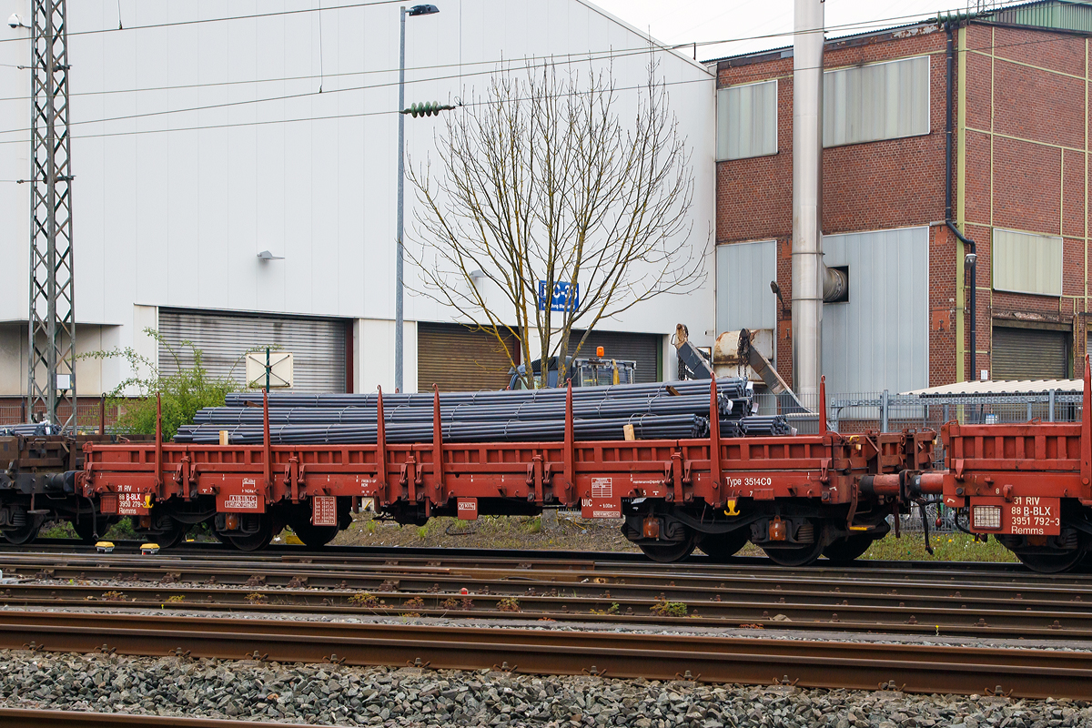 Drehgestellflachwagen mit vier Rads�tzen, mit Seiten- und Stirnwandklappen und mit Rungen RIV 31 88 3950 279-2 B-BLX, Gattung Remms, Type 3514 C0 der B Logistics (Frachtgruppe der SNCB/NMBS), am 14.04.2017 mit Rundstahl aus Edelstahl beladen, im Zugverband in Siegen-Geisweid beim Rangieren.

TECHNISCHE DATEN:
Spurweite: 1.435 mm (Normalspur)
Gattung/Bauart: Remms, Type 3514 C0
Anzahl der Achsen: 4 in 2 Drehgestellen
L�nge �ber Puffer: 14.040 mm
Drehzapfenabstand: 9.000 mm
Achsabstand in den Drehgestellen: 1.800 mm
Eigengewicht: 20.900 kg
Ladel�nge: 12.644 mm
Ladebreite: 2.780 mm
Ladefl�che: 36,0 m�
Maximale Ladegewicht: 57,5 t (ab Streckenklasse C)
H�chstgeschwindigkeit: 100 km/h 
Kleinster befahrbarer Gleisbogenhalbmesser: 35 m