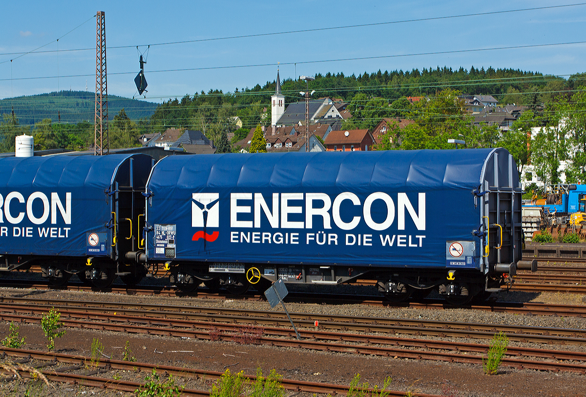 Drehgestellflachwagen mit vier Rads�tzen, verschiebbarem Planenverdeck und Lademulden f�r Coiltransporte (Schiebeplanenwagen) der Gattung Shimmnss (33 TEN-RIV 84 NL-ORWU 4675 027-7) der ENERCON GmbH abgestellt am 12.06.2014 in Kreuztal.

Technische Daten:
Achsanzahl: 4
L�nge �ber Puffer: 12.040 mm
Drehzapfenabstand: 7.000 mm
Achsabstand im Drehgestell: 1.800 mm
Lademulden: 5
H�chstgeschwindigkeit: 120 km/h (leer) / 100 km/h (beladen)
Maximales Ladegewicht: 68 t
Eigengewicht: 21.700 kg