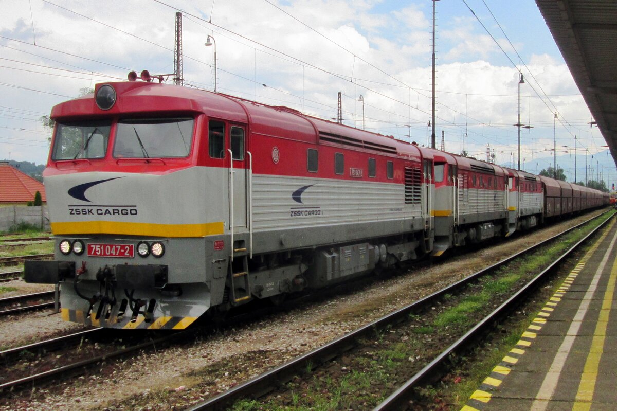 Drei Bardotkas und ein Kohlezug gibt es am 30 Mai 2015 in Vrutky mit 751 047 an der Spitze.