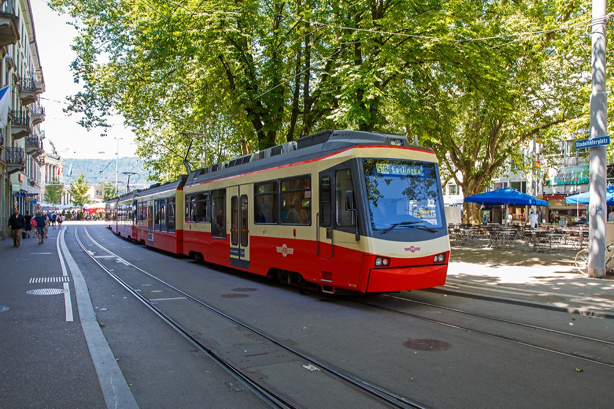 Drei gekuppelte Stadler Be 4/6 (Nr. 62, 67und 68 „Egg“) der Forchbahn stehen am 07.06.2015 am Bahnhof Zürich Stadelhofen, als S18 in Richtung Esslingen, zur Abfahrt bereit.

Die Forchbahn ist eine meterspurige Schmalspurbahn, die zwischen Zürich und Esslingen verkehrt, und der gleichnamigen Forchbahn AG (FB) gehört. Der Name stammt von der Ortschaft Forch und dem gleichnamigen Pass (676 m ü. M.) zwischen dem Zürichsee und dem Greifensee, der von der Bahn auf etwa halber Strecke überwunden wird.

Die Forchbahn wurde am 27. November 1912 eröffnet und löste eine seit 1905 bestehende Autobuslinie ab, was für die damalige Zeit eher ungewöhnlich war. Seit ihrer Eröffnung ist die Forchbahn durch die gemeinsame Direktion und Betriebsführung eng mit den heutigen Verkehrsbetrieben Zürich (VBZ) verbunden.

Die befahrene Streckenlänge beträgt ca. 16 Kilometer, davon gehören 13.06 Kilometer (Rehalp–Esslingen) der Forchbahn und umfassen zwei Tunnel mit 280 und 1.750 Metern Länge. Die Strecke zwischen Rehalp und Neue Forch ist doppelspurig ausgebaut und für den Gleiswechselbetrieb ausgelegt, der Fahrbetrieb erfolgt elektrisch mit 1200 Volt Gleichstrom. In Zürich wird zwischen Rehalp und dem Bahnhof Zürich Stadelhofen auf ca. drei Kilometern Länge das Netz der Straßenbahn Zürich befahren. Es gehört den VBZ und ist wie alle Zürcher Tramstrecken doppelspurig ausgebaut und mit 600 Volt Gleichstrom elektrifiziert, und wird grundsätzlich im Einrichtungsbetrieb befahren.

Anfangs brachte die Forchbahn – im Volksmund Tante Frieda genannt – insbesondere Milch vom Land in die Stadt Zürich. Heute dient sie hauptsächlich dem Transport von Pendlern nach Zürich und von Ausflüglern in die Pfannenstiel-Region. Die Züge verkehren tagsüber im Viertelstundentakt und abends im Halbstundentakt. 

Die  Forchbahn  AG  beschaffte  dreizehn  neue  Niederflur-Triebzüge, vom Typ Stadler Be 4/6 für den  Einsatz  auf  der  Strecke  Zürich  Stadelhofen  –  Esslingen.  Das Stadler–Fahrzeugkonzept erlaubte den Bau von zweiteiligen Niederflurtriebzügen unter Verwendung von bewährten GTW-Komponenten, sie zählen zu der Stadler Produktfamilie „Tango“  und werden auch als FB – 2000 bezeichnet.

Durch die zentrale Anordnung der Traktionsausrüstung im Triebwagen über den zwei Triebdrehgestellen steht  genügend  Traktionsleistung  auch  für  größere  Steigungen  zur Verfügung. Nach demselben Konzept   wurden   auch   die   zwei dreiteiligen Niederflurtriebzüge für die Trogenerbahn gebaut.

Technische Daten:
Spurweite: 1.000 mm
Achsanordnung:  Bo’Bo’2’
Fahrzeugart: Zweirichtungsfahrzeug
Länge über Kupplung:  25.147 mm
Einstiegbreite: 1.300 mm
Fahrzeugbreite: 2.400 mm
Fahrzeughöhe: 3.650 mm
Eigengewicht: 33,7 t
Achsabstand Motordrehgestell: 1.860 mm
Achsabstand Laufdrehgestell: 1.700 mm
Treib- und Laufraddurchmesser (neu): 680 mm
Dauerleistung am Rad: 400 kW 
Max Leistung am Rad: 540 KW
Anfahrzugkraft (bis 22 km/h): 90 kN 
Anfahrbeschleunigung brutto: 1,2 m/s²
Höchstgeschwindigkeit: 80 km/h
Speisespannung: 600V  und 1.200 V DC
Sitzplätze: 59
Klappsitze:  6
Stehplätze (4 Pers. /m²): 66
Fußbodenhöhe: 350 mm (Niederflur) / 876 mm (Hochflur)
