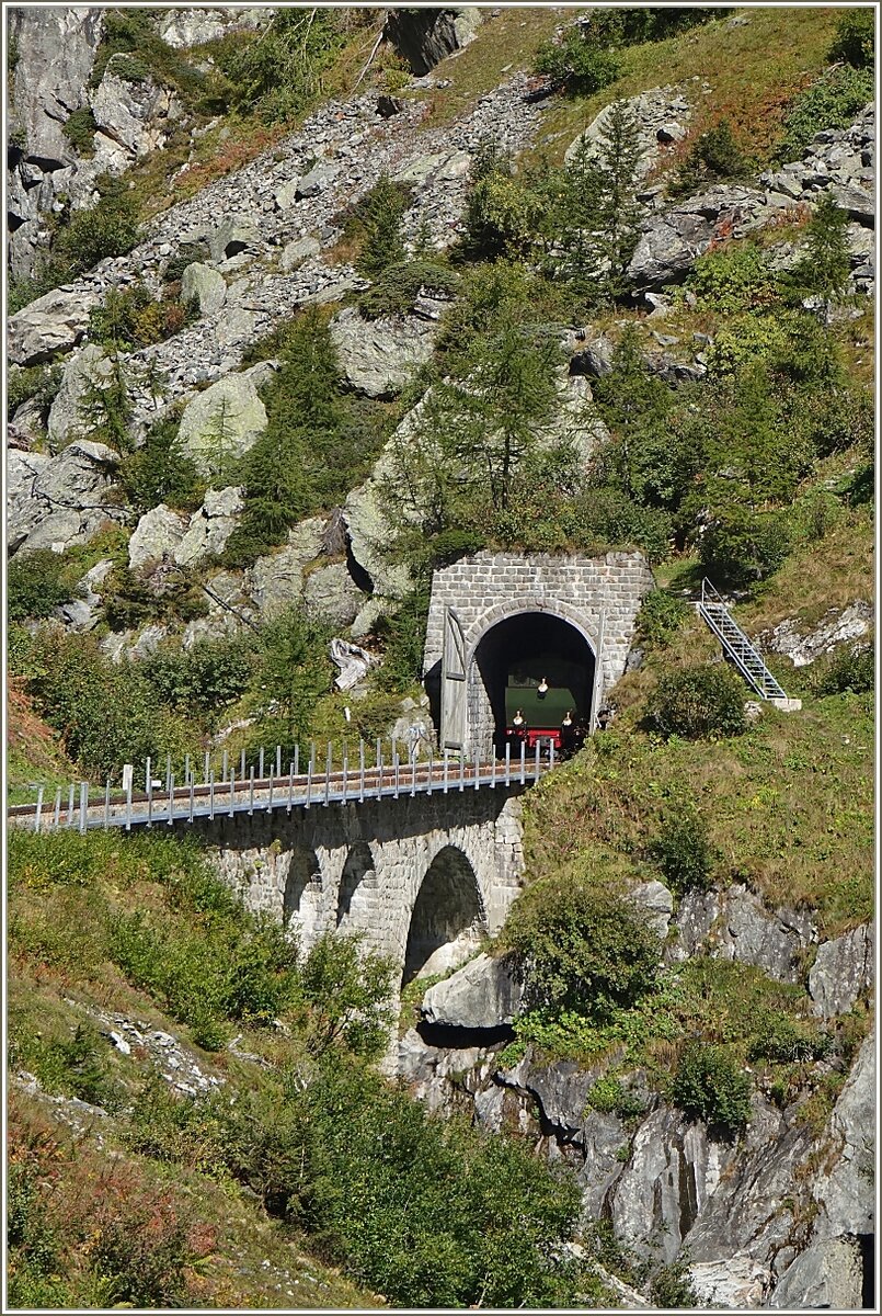Drei Lichter der Dampflokmotive HG 4/4 704 k�ndigen die Ausfahrt des Zuges aus dem Tunnel an. (30.09.2021)