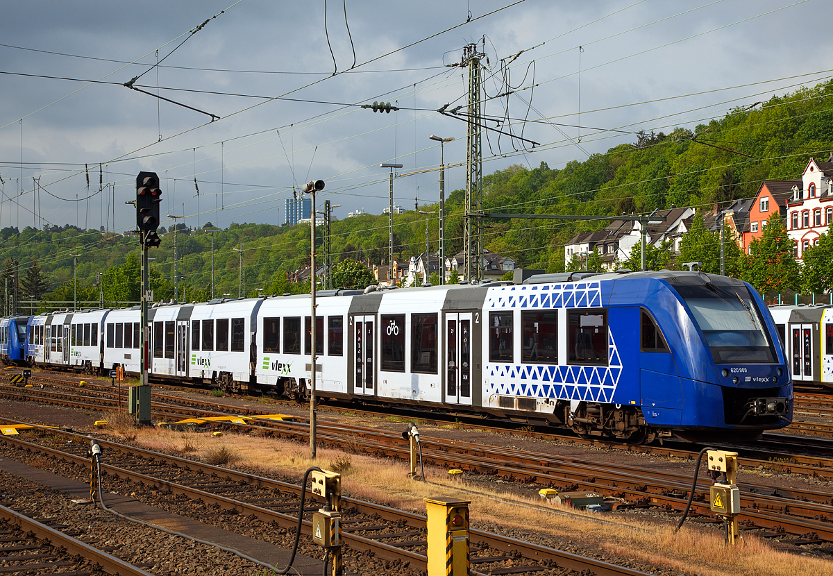 
Dreiteiliger Dieseltriebzug vom Typ ALSTOM Coradia LINT 81 (bestehemd aus 95 80 0620 903-4 D-LBVX / 95 80 0621 403-4 D-LBVX und 95 80 0620 403-5 D-LBVX) der vlexx (Vier-Länder-Express, ein Unternehmen der NETINERA Deutschland GmbH) ist am 14.05.2016 beim Hbf Koblenz abgestellt, dahinter ist noch ein weiterer. Die vlexx betriebt das Dieselnetz Südwest (Los 2).

Der LINT 81 wurde 2014 von ALSTOM Transport Deutschland GmbH in Salzgitter unter der  Fabriknummer 0001006081 003 gebaut.
Motorisiert ist der Triebzug durch vier Dieselmotoren mit einer Leistung von je 390 kW (ein Endwagen und der Mittelwagen je 1x und ein Endwagen mit zwei Motoren.

TECHNISCHE DATEN:
Spurweite: 1.435 mm
Achsfolge: B’2’+B’2’+B’B’
Fahrzeuglänge über Kupplung:  80.920 mm
Fahrzeugbreite: 2.750 mm
Maximale Fahrzeughöhe (über SO):  4.310 mm
Einstieghöhe (über SO): ca. 800 mm 
Minimaler befahrbarer Radius Werkstatt/Betrieb: 100/125 m
Installierte Motorleistung: 4x390 kW
Leistungsübertragung: mechanisch
Höchstgeschwindigkeit: 140 km/h 
Eigengewicht: ca. 138 t
Maximale Radsatzlast bei Fahrzeughöchstgewicht: ca. 18 t
Sitzplätze: 300
Stehplätze ca. : 250
