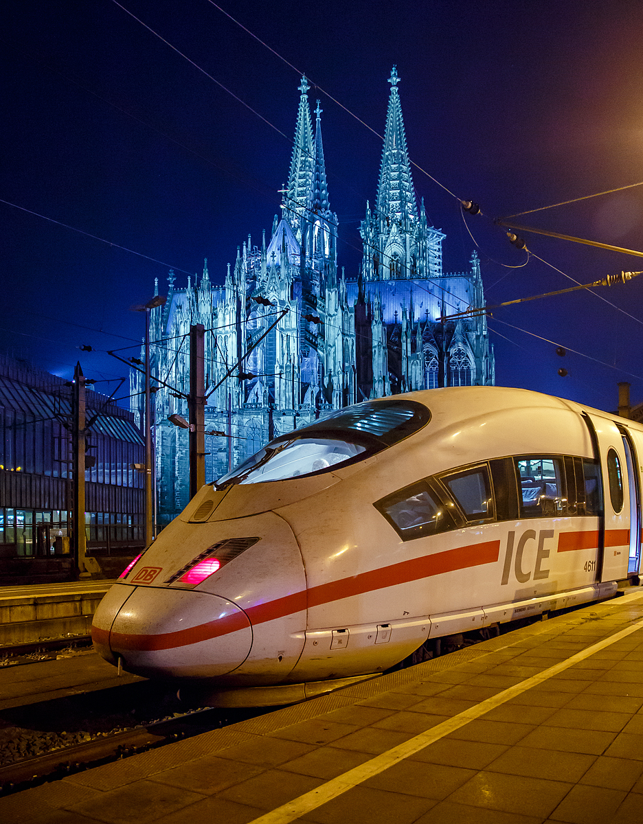 Düsseldorf zu Besuch in Köln....
Der eingefahrene ICE-3M (BR 406) Tz 4611  Düsseldorf  steht als ICE 19 (Bruxelles-Midi - Köln Hbf - Frankfurt(Main)Hbf) am 03.10.2015 in den Hauptbahnhof Köln. Vor der Weiterfahrt wird dieser mit dem  aus Amsterdam Centraal kommenden ICE 129 gepuppelt.. Da ich auf meinen Reisen kein Stativ mitnehme, machte ich die Aufnahme aus der Hand.
