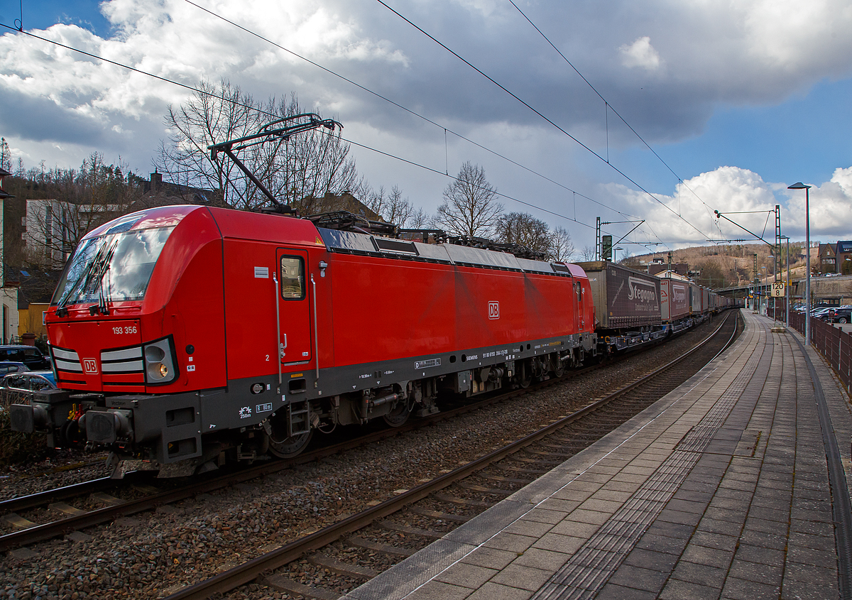 Durch den Felsrutsch bei Kestert, unweit des Loreley-Felsens im Mittelrheintal, ist meistbefahrenste Güterzugstrecke Europas die Rechte Rheinstrecke KBS 466 teilweise verschüttet worden und gesperrt. Wohl bedingt dadurch fahren nun Güterzüge über die Siegstrecke fast im Blockabstand ....
Die 193 356 (91 80 6193 356-3 D-DB) der DB Cargo Deutschland AG, fährt am 19.03.2021 mit einem KLV-Zug durch den Bf Kirchen an der Sieg in Richtung Köln. Nochmals einen lieben Gruß an der netten Lokführer zurück, der mich so freundlich mit Licht- und Handzeichen grüßte. 

Die Siemens Vectron MS wurde 2018 von Siemens Mobility GmbH in München-Allach unter der Fabriknummer 22479 gebaut und an die DB Cargo Deutschland AG geliefert. Diese Vectron Lokomotive ist als MS – Lokomotive (Mehrsystemlok) mit 6.400 kW konzipiert und zugelassen für Deutschland, Österreich, Schweiz, Italien und die Niederlande (D/A/CH/I/NL), sie hat eine Höchstgeschwindigkeit von 200 km/h.

Die Vectron MS hat folgende Leistungen:
Unter 15kV, 16,7Hz und 25kV, 50Hz Wechselstrom mit 6.400kW;
unter 3kV Gleichstrom mit 6.000 kW sowie
unter 1,5kV Gleichstrom 3.500 kW

Auf dem Dach der Lok befinden sich vier Einholmstromabnehmer
Position A Pantograf für AC 1.450 mm breit (für Schweiz)
Position B Pantograf für DC 1.450 mm breit (für Italien)
Position C Pantograf für DC 1.950 mm breit (für Niederlande)
Position D Pantograf für AC 1.950 mm breit (für Deutschland, Österreich), Position D ist hier im Bild vorne.