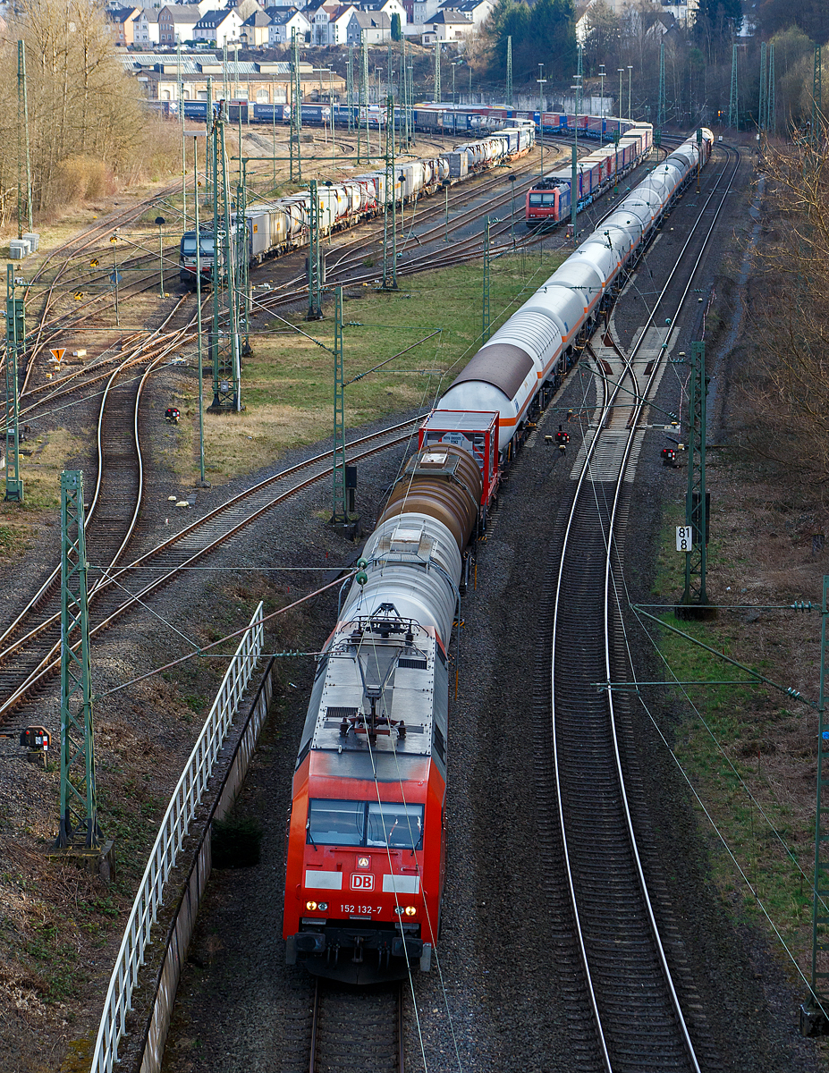 Durch die Sperrung der rechten Rheinstrecke bei Bonn-Beul ist die Woche wieder viel Umleiterverkehr auf der Siegstrecke....
Eigentlich wollte ich am 12.03.2022 von der Brücke in Betzdorf-Bruche nur Bilder von den beiden im Rangierbahnhof Betzdorf/Sieg abgestellten KLV-Zügen mit der MRCE Dispolok X 4 E – 701 / 193 701-0 und der SBB Cargo AG Re 482 007-2 machen, aber in kurze Abfolge kamen gleich zwei Güterzüge.

Hier bereits der Zweite: Die 152 132-7 (91 80 6152 132-7 D-DB) der DB Cargo AG fährt mit einem gemischten Güterzug in Richtung Köln.

Die Siemens ES 64 F wurde 2000 von Siemens in München-Allach unter der Fabriknummer 20259 gebaut und an die DB Cargo geliefert.