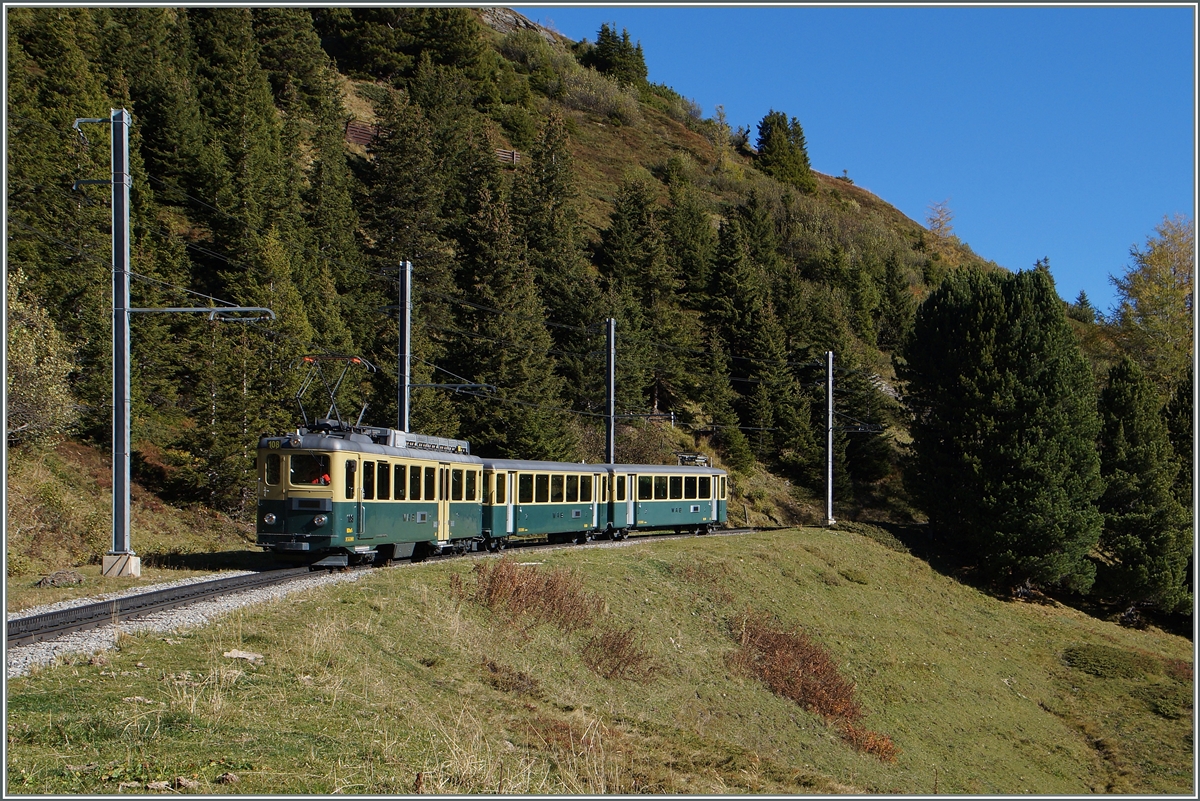 Durch die zur Zeit stattfinden Ablieferung neuer WAB Züge von Stadler, ist zu befürchten, dass die schöne alten WAB BDeh 2/4 mit Bt bald aus dem Alltagsbetrieb verschwinden werden.
Ein WAB Regionalzug zwischen der Wengerner Alp und der Kleinen Scheidegg.
9. Okt. 2014