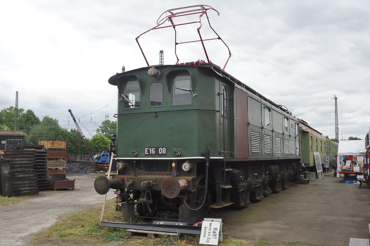 E 16 09 steht am 30 Mai 2014 in der Bahnwelt Darmstadt-Kranichstein. 
