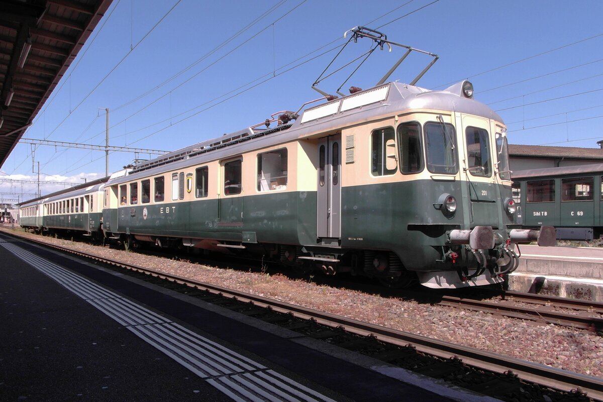 EBT 201 steht am 17 Mai 2025 in BUrgdorf und wird dort vom Froschperspektiv aus fotografiert.