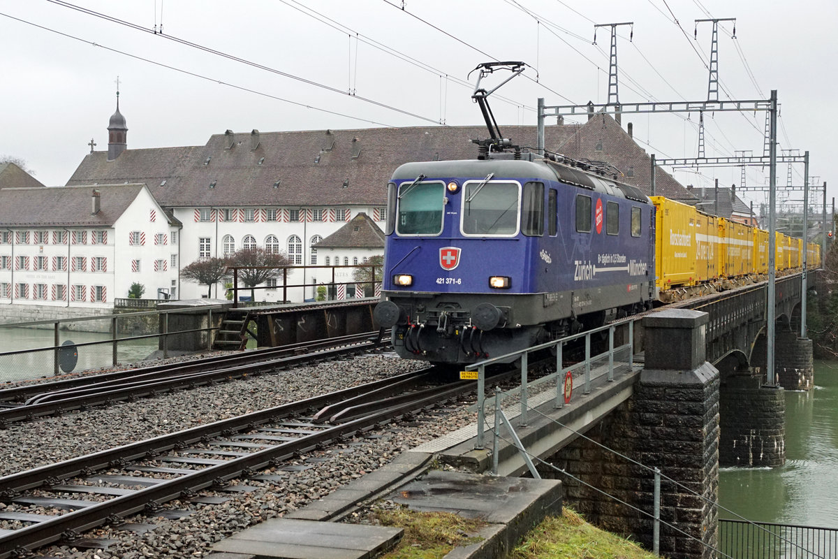 Ehemalige  M�NCHNERIN  im G�terverkehr.
Re 421 371-6 mit einem Postzug vor der herrlichen Kulisse des alten Spitals beim Passieren der Aarebr�cke Solothurn am 2. Februar 2021.
Von den  Dunkelblauen  befinden sich nur noch die Re 421 371-6 und Re 421 383-1 in einem betriebst�chtigen Zugen. Die restlichen Re 421 warten bereits auf die baldige Verschrottung.
Foto: Walter Ruetsch