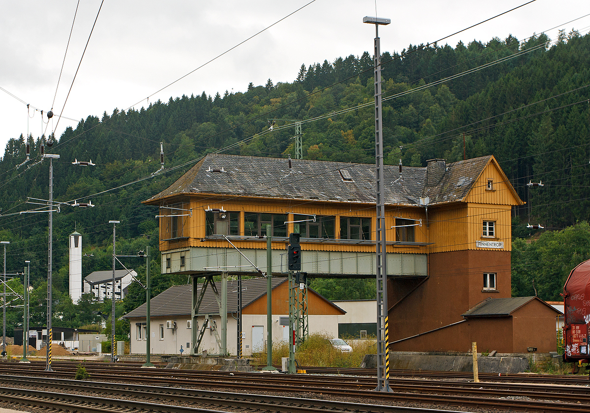 
Ehemalige Reiterstellwerk Finnentrop Fahrdienstleiter - Ff (beim Bahnhof Finnentrop), an der Ruhr-Sieg-Strecke (KBS 440), am 18.08.2013. Dieses Stellwerk ist nicht mahr in Betrieb, aber zum Glück ein Denkmal.