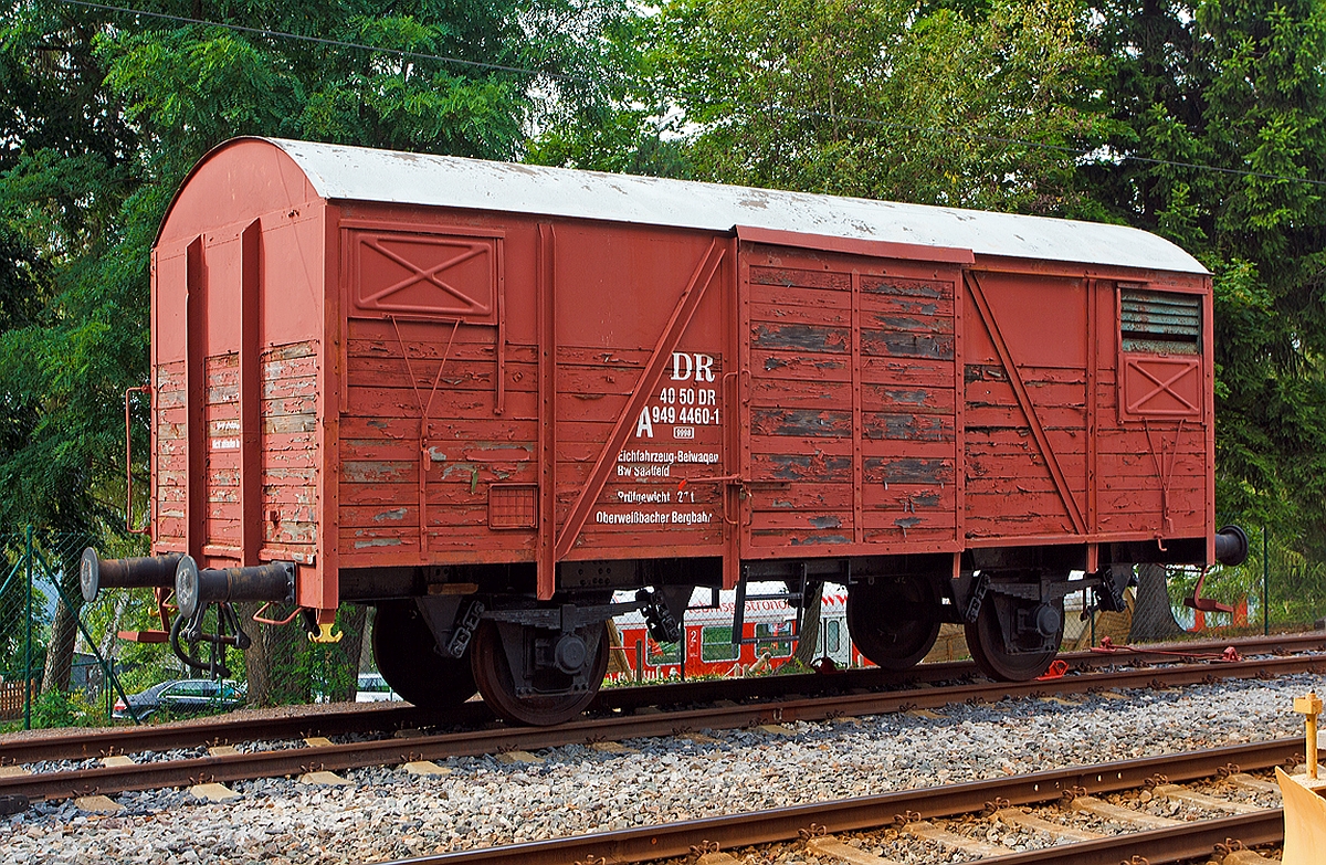 
Eichfahrzeug-Beiwagen 40 50 DR A 949 4460-1, BW Saalfeld, der Oberweißbacher Bergbahn, abgestellt am 24.08.2013 beim Bergbahnhof Lichtenhain.
 
Der Wagen dient vermutlich, mit seinen 27 t Prüfgewicht, zur Prüfung der Standseilbahn (Bergbahn), indem er Güterbühne gestellt wird.