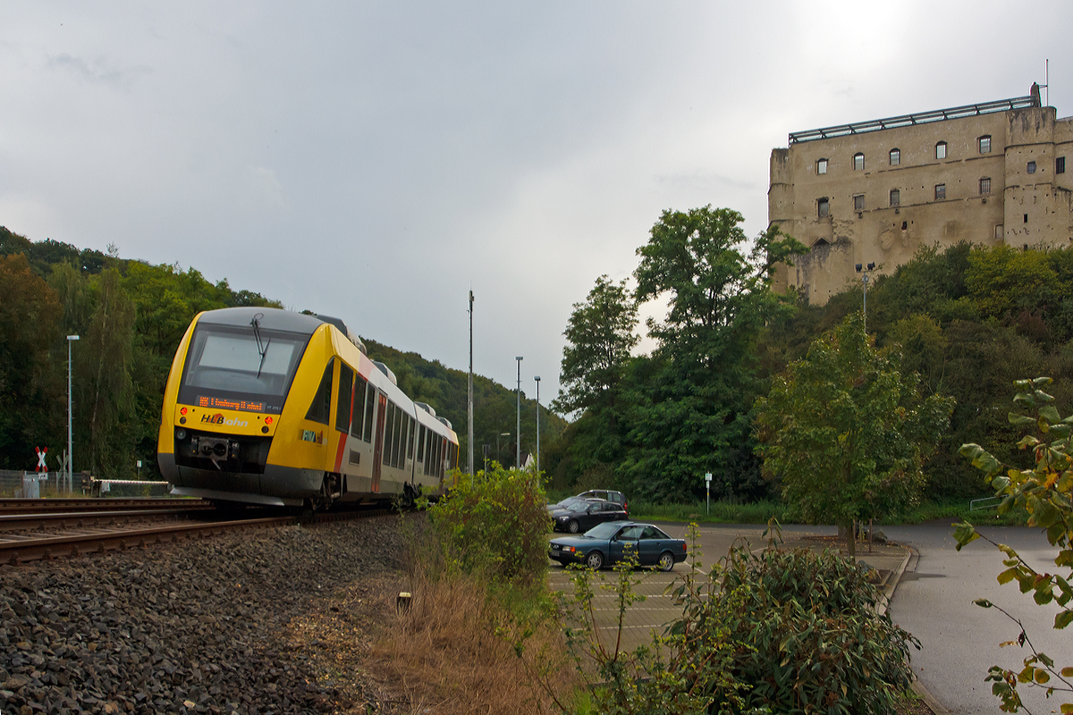 
Eigentlich hatte ich einen Zug aus der anderen Richtung erwartet....
Der VT 270 (95 80 0648 010-6 D-HEB / 95 80 0648 510-5 D-HEB) ein LINT 41 der HLB (Hessische Landesbahn) fährt am 20.09.2014 als RB 25  Lahntalbahn  die Verbindung Gießen - Wetzlar - Weilburg - Limburg (Lahn), und erreicht gleich den Bahnhof Löhnberg. 
Oben die Schloss-Ruine Laneburg in Löhnberg.