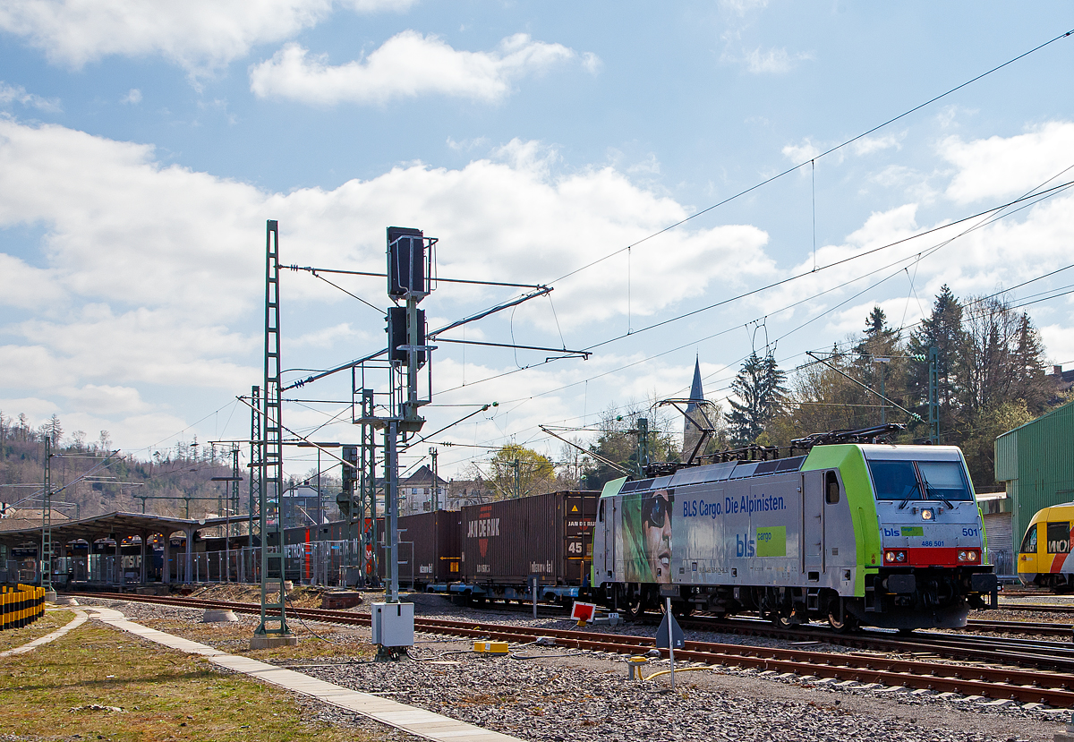 Eigentlich ist Karfreitag, aber es fährt trotzdem viel und außergewöhnliches auf der Siegstrecke...
Die BLS Cargo 501, Re 486 501-0  Beura-Cardezza  (91 85 4486 501-0 CH-BLSC) fährt am 26.03.202, mit einem KLV-Zug, durch Betzdorf (Sieg) in Richtung Köln.

Die TRAXX F140 MS wurde 2008 von Bombardier in Kassel unter der Fabriknummer 34396 gebaut und an die BLS Cargo geliefert. Die Loks sind, mit einer Höchstgeschwindigkeit von 140 km/h, für die Schweiz, Deutschland, Italien und Österreich zugelassen.