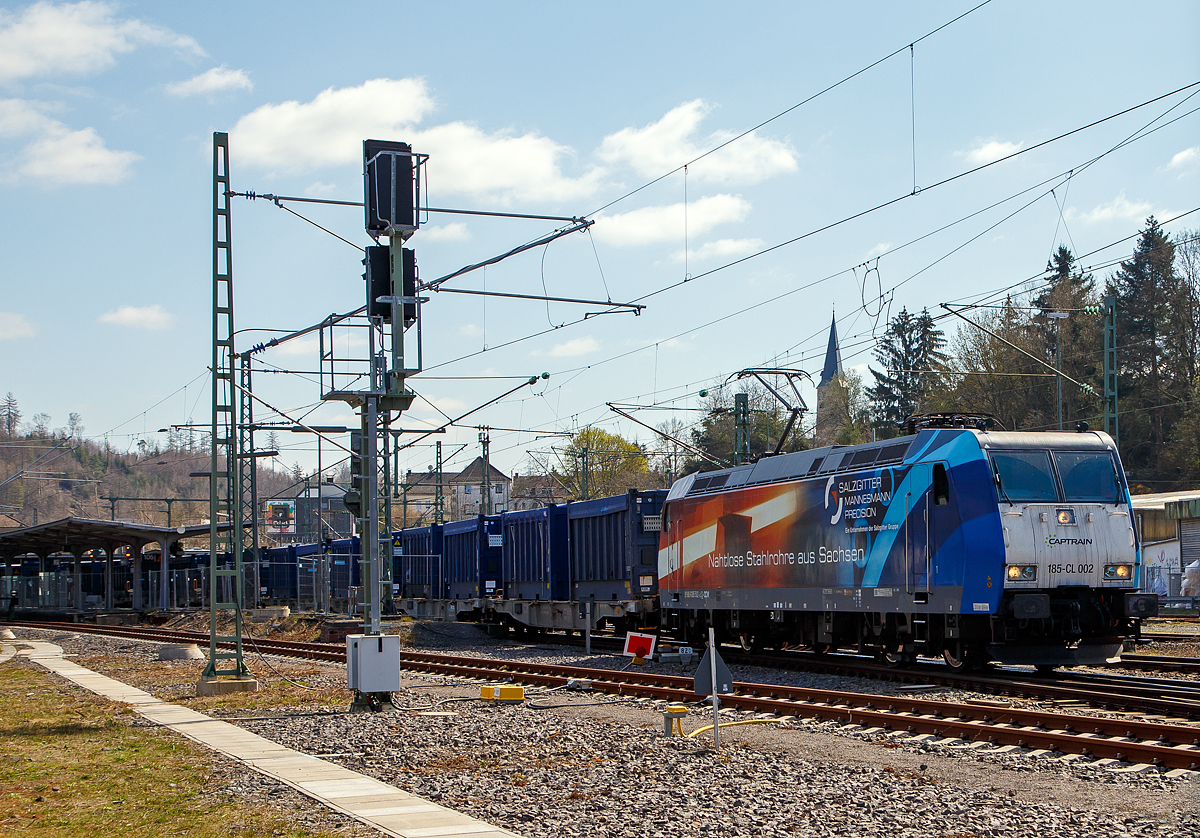 Eigentlich ist Karfreitag, aber es fährt trotzdem viel und außergewöhnliches auf der Siegstrecke...
Die 185-CL 002 (91 80 6185 502-2 D-CCW) der CCW - Captrain Deutschland CargoWest GmbH (Gütersloh) fährt am 02.04.2021 mit einem Containerzug durch Betzdorf/Sieg in Richtung Köln.

Der Zug bestand aus 4-achsigen Drehgestell-Containertragwagen der Gattung Sgmnss (Gattungskennzahl  4578) der HUPAC AG beladen mit je 2 Stück 30 Fuß Spezialcontainer. Die Lok trägt Werbung für nahtlose Stehlrohre aus Sachsen der Salzgitter Mannesmann Precision.

Die TRAXX F140 AC1 wurde 2001 bei Bombardier in Kassel unter der Fabriknummer 33452 gebaut.