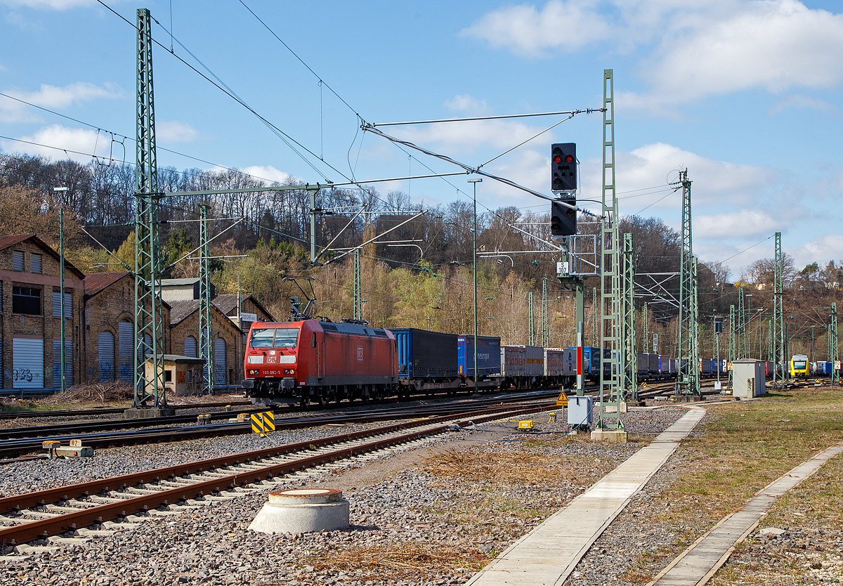 Eigentlich ist Karfreitag, aber es fährt trotzdem viel auf der Siegstrecke...
Die 185 082-5 (91 80 6185 082-5 D-DB) der DB Cargo AG fährt am 02.04.2021, mit einem KLV-Güterzug, durch Betzdorf/Sieg in Richtung Siegen.

Die TRAXX F140 AC1 wurde 2002 bei Bombardier in Kassel unter der Fabriknummer 33497 gebaut.