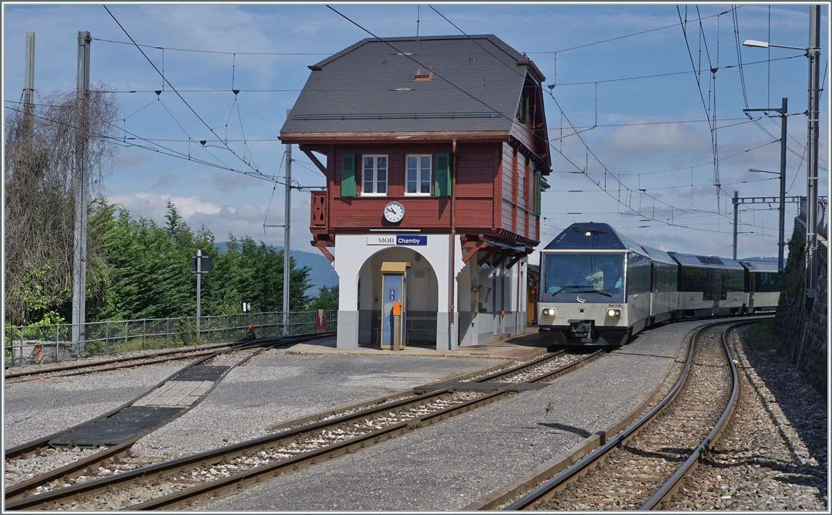 Eigentlich liegt der Bahnhof am Vormittag in der Sonne, ausser es käme gerade eine Fotowolke...

Der einfahrender MOB Panoramic Express von Zweisimmen nach Montreux sorgt mit der Fotowolke für einen reizvollen Effekt. 

26. Juni 2021